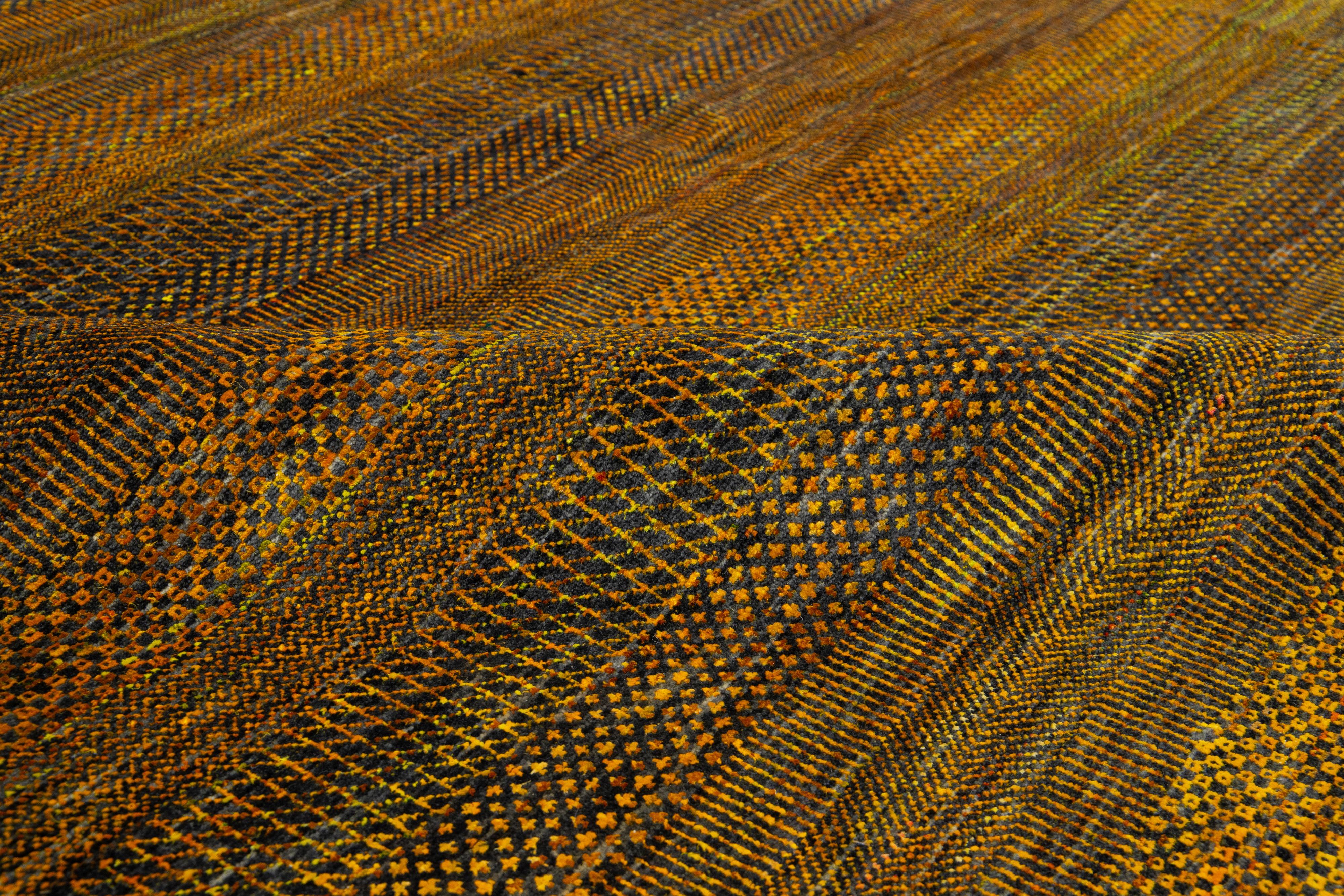 Moderner handgefertigter Savannah-Wollteppich mit geometrischem Muster in Goldenrod im Angebot 3