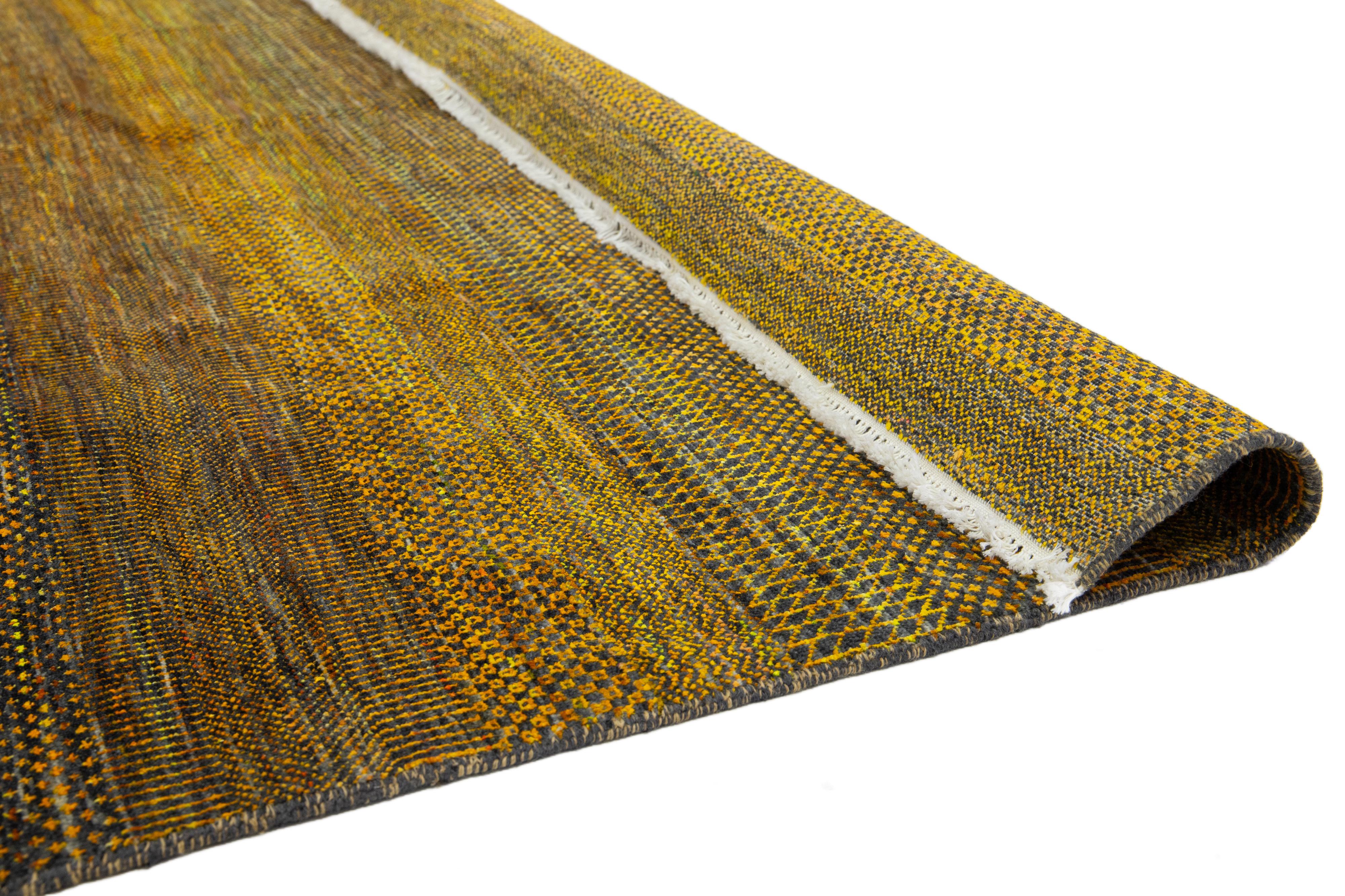 Moderner handgefertigter Savannah-Wollteppich mit geometrischem Muster in Goldenrod (Handgeknüpft) im Angebot