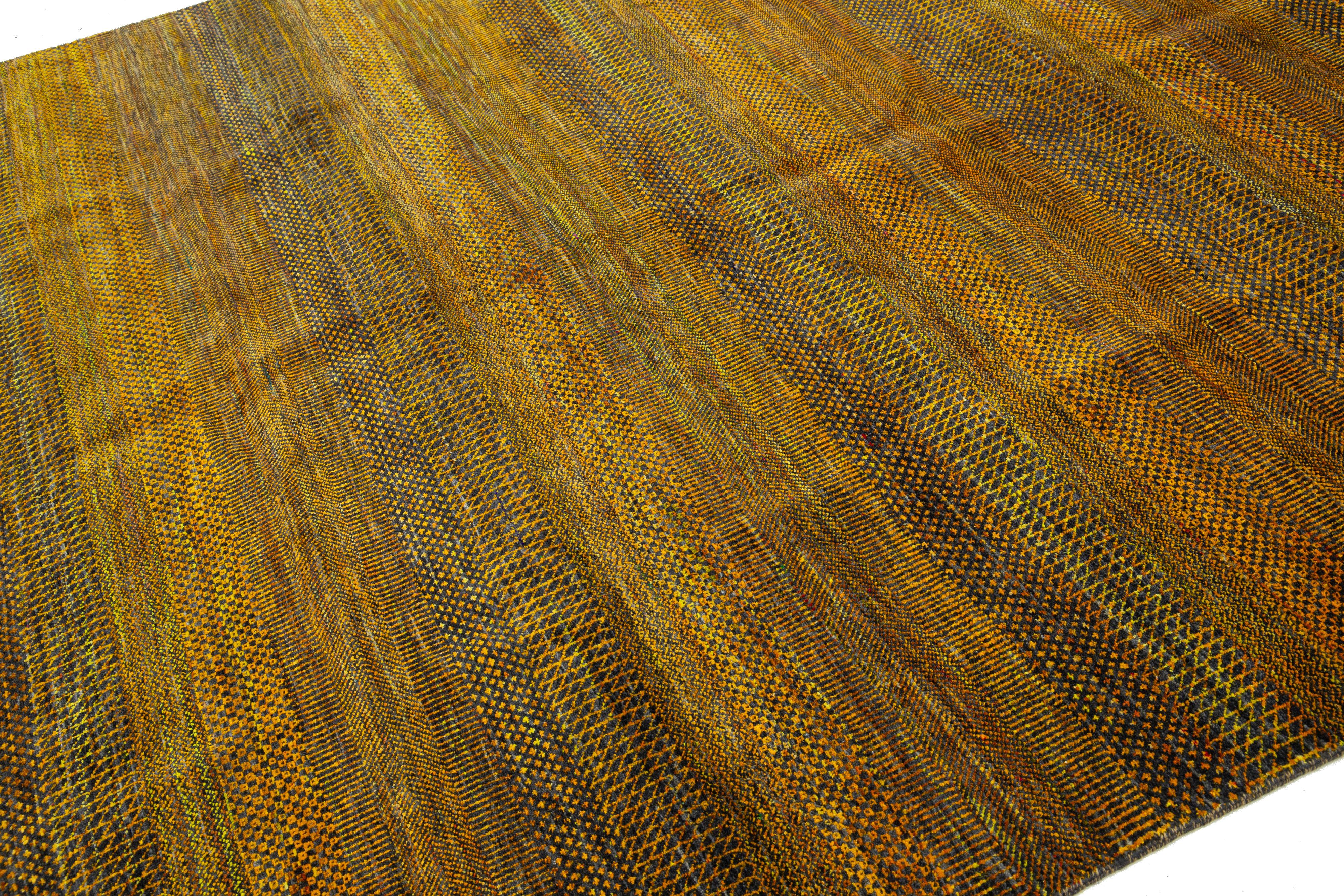 Moderner handgefertigter Savannah-Wollteppich mit geometrischem Muster in Goldenrod im Zustand „Neu“ im Angebot in Norwalk, CT