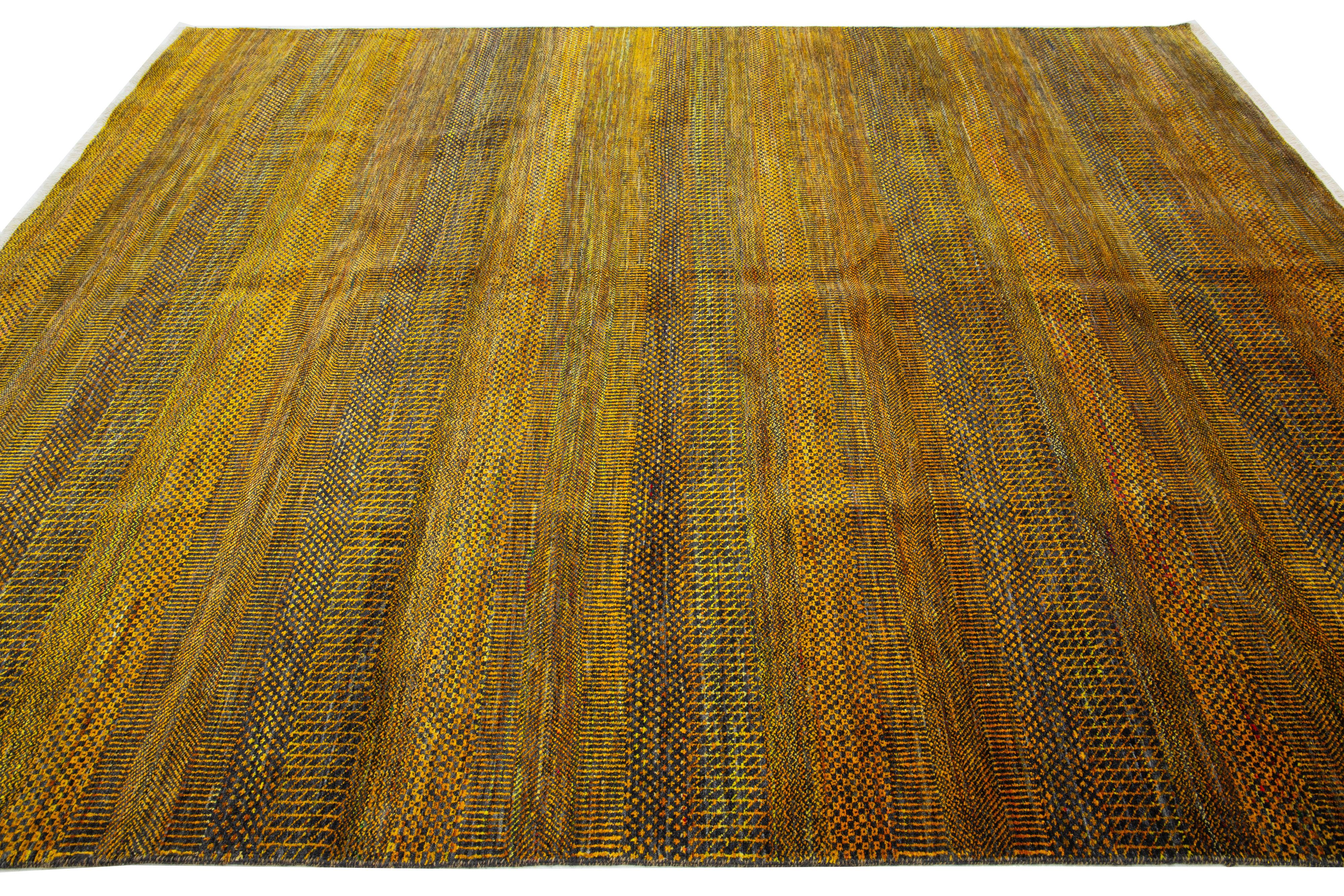 Moderner handgefertigter Savannah-Wollteppich mit geometrischem Muster in Goldenrod (21. Jahrhundert und zeitgenössisch) im Angebot
