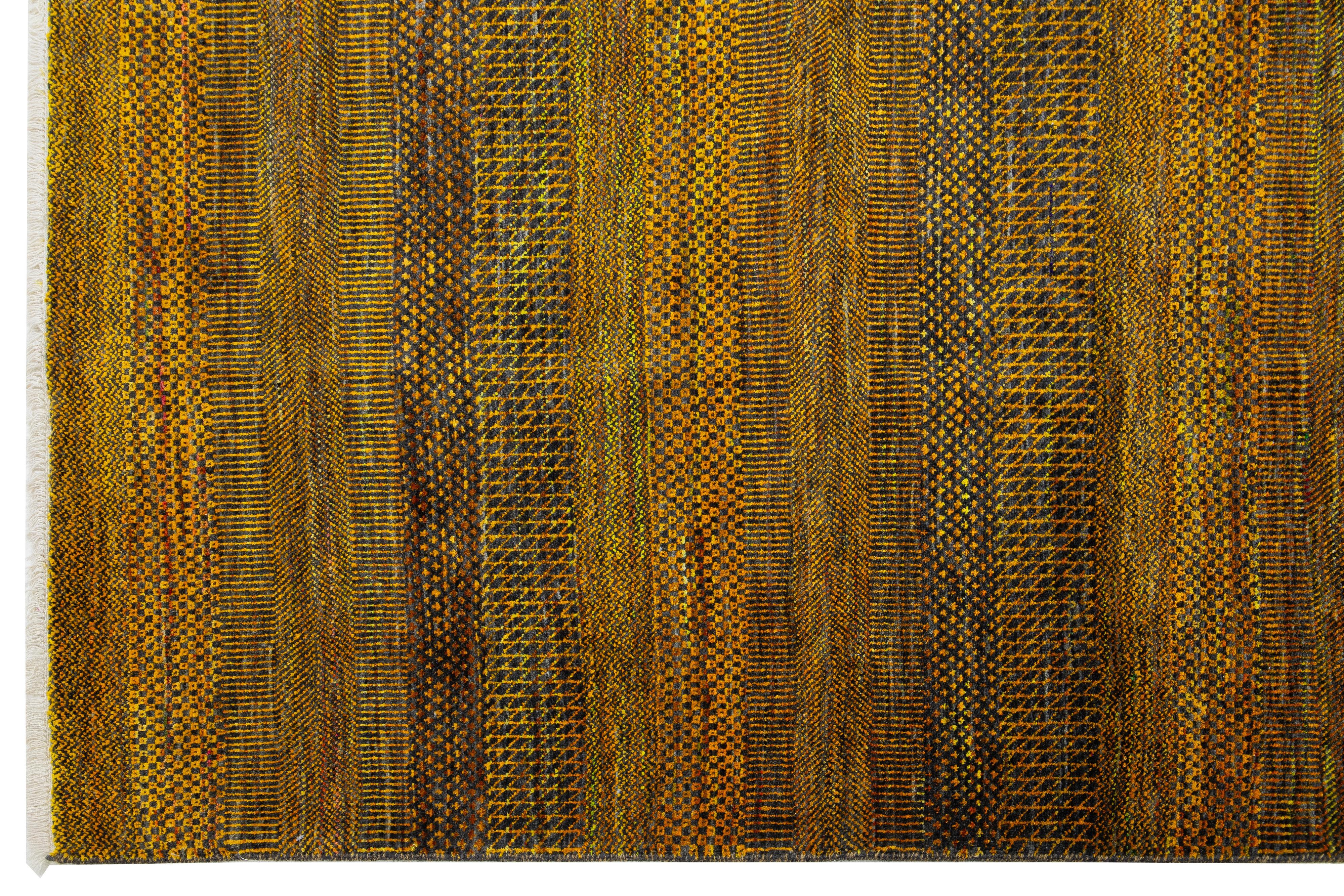 Moderner handgefertigter Savannah-Wollteppich mit geometrischem Muster in Goldenrod (Wolle) im Angebot