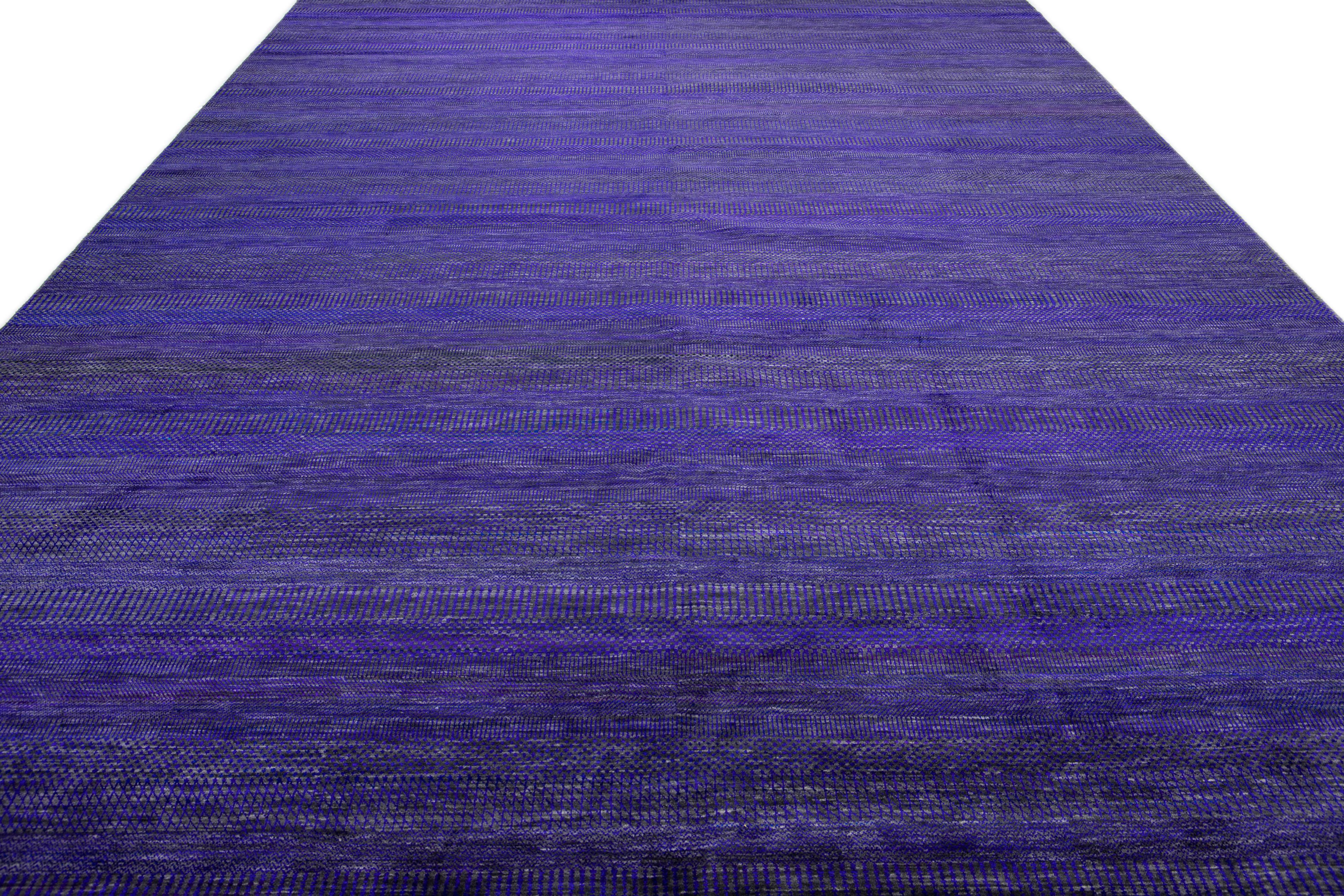 Moderner handgefertigter Oversize-Wollteppich aus Savannah in Violett (Pakistanisch) im Angebot
