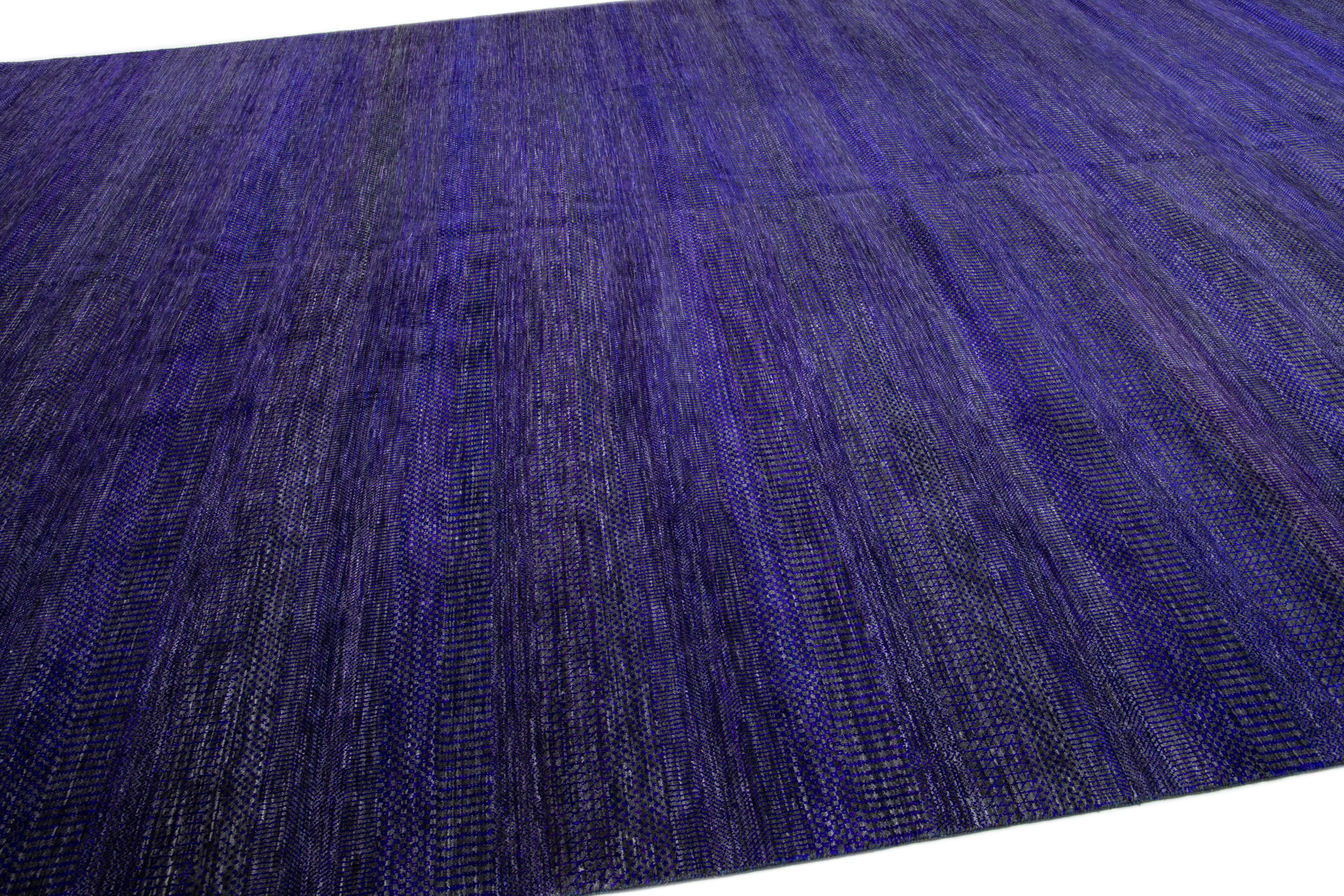 Moderner handgefertigter Oversize-Wollteppich aus Savannah in Violett (Wolle) im Angebot