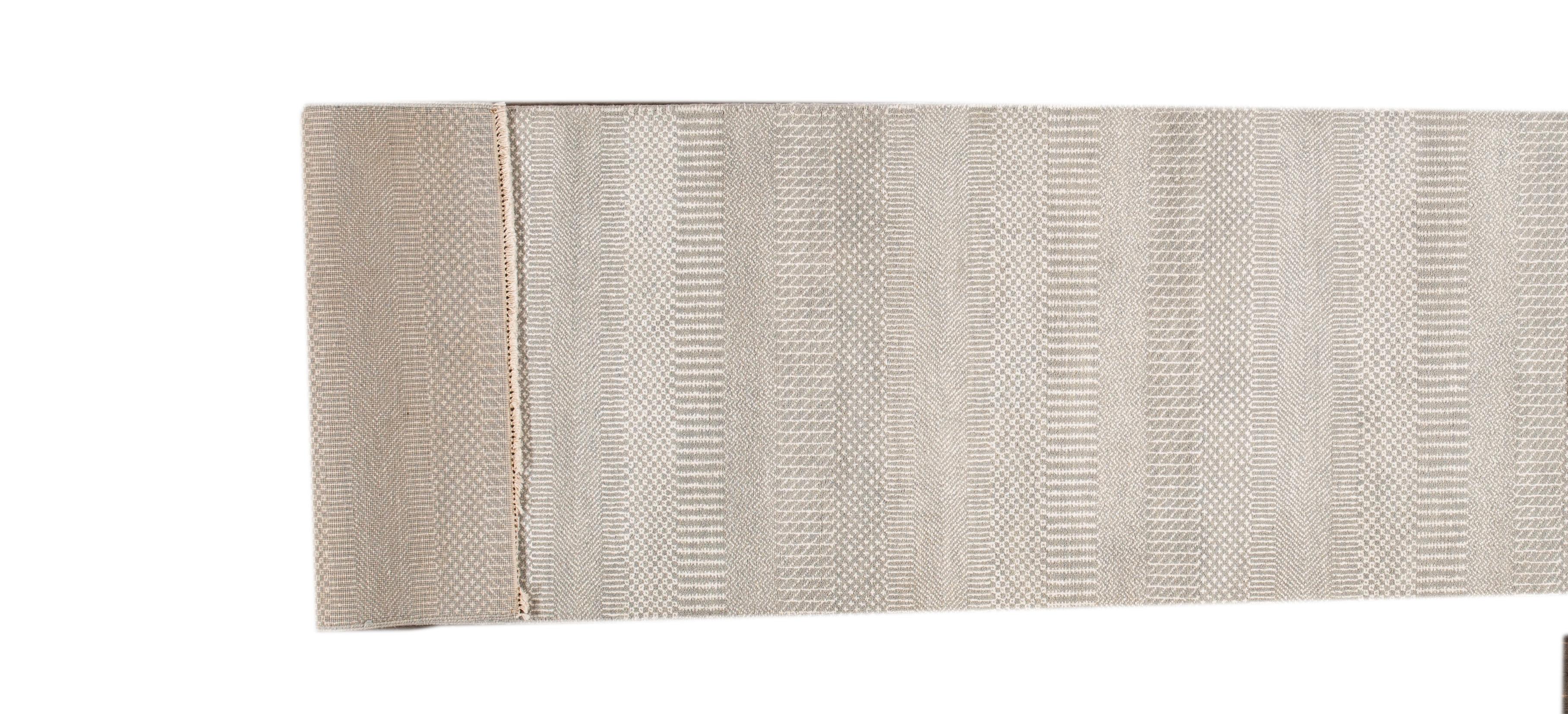 A hand knotted modern Savannah rug with an all-over design. This rug measures 2'8