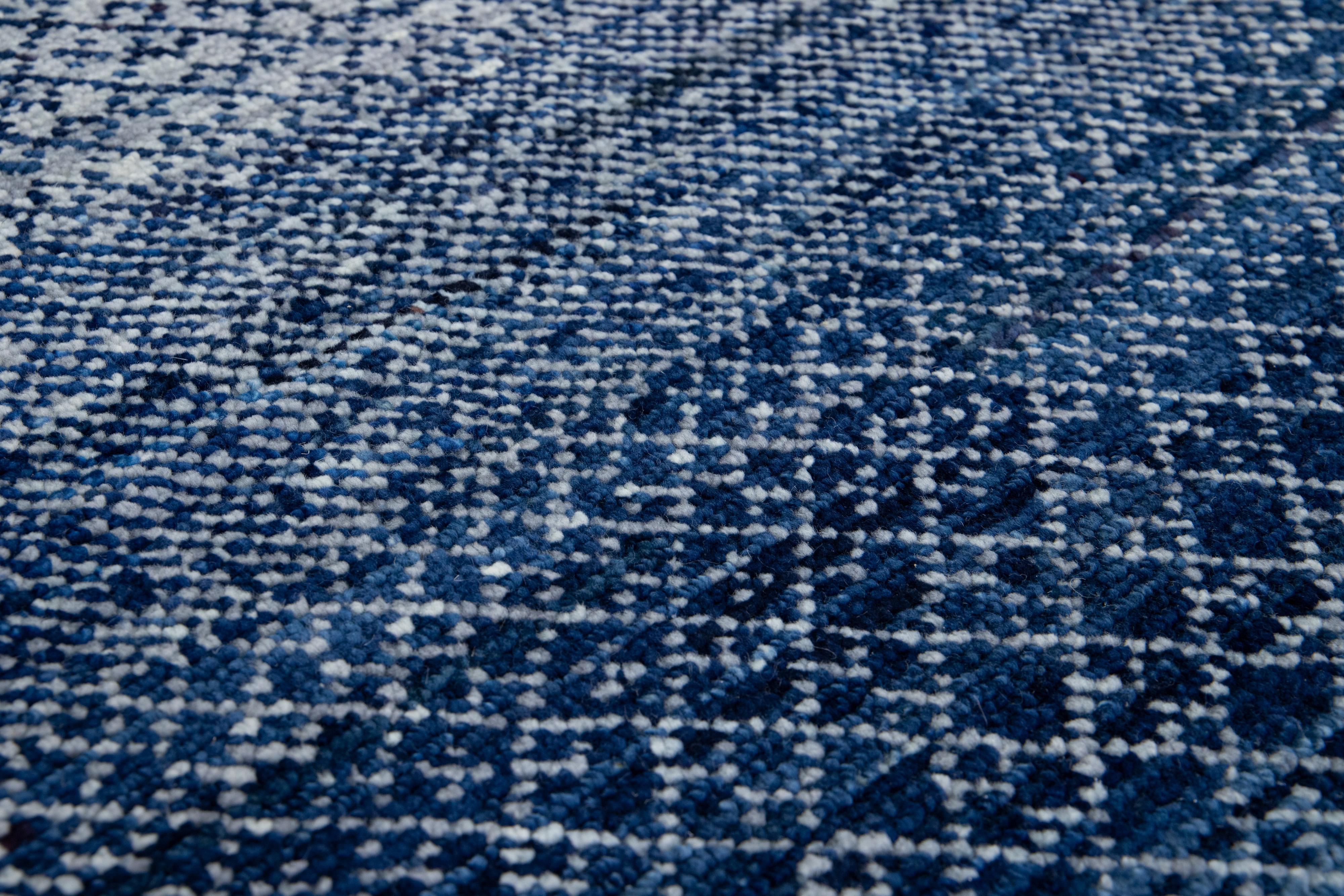 Tapis en laine gris et bleu à motif géométrique, fait main, style Savannah moderne en vente 2