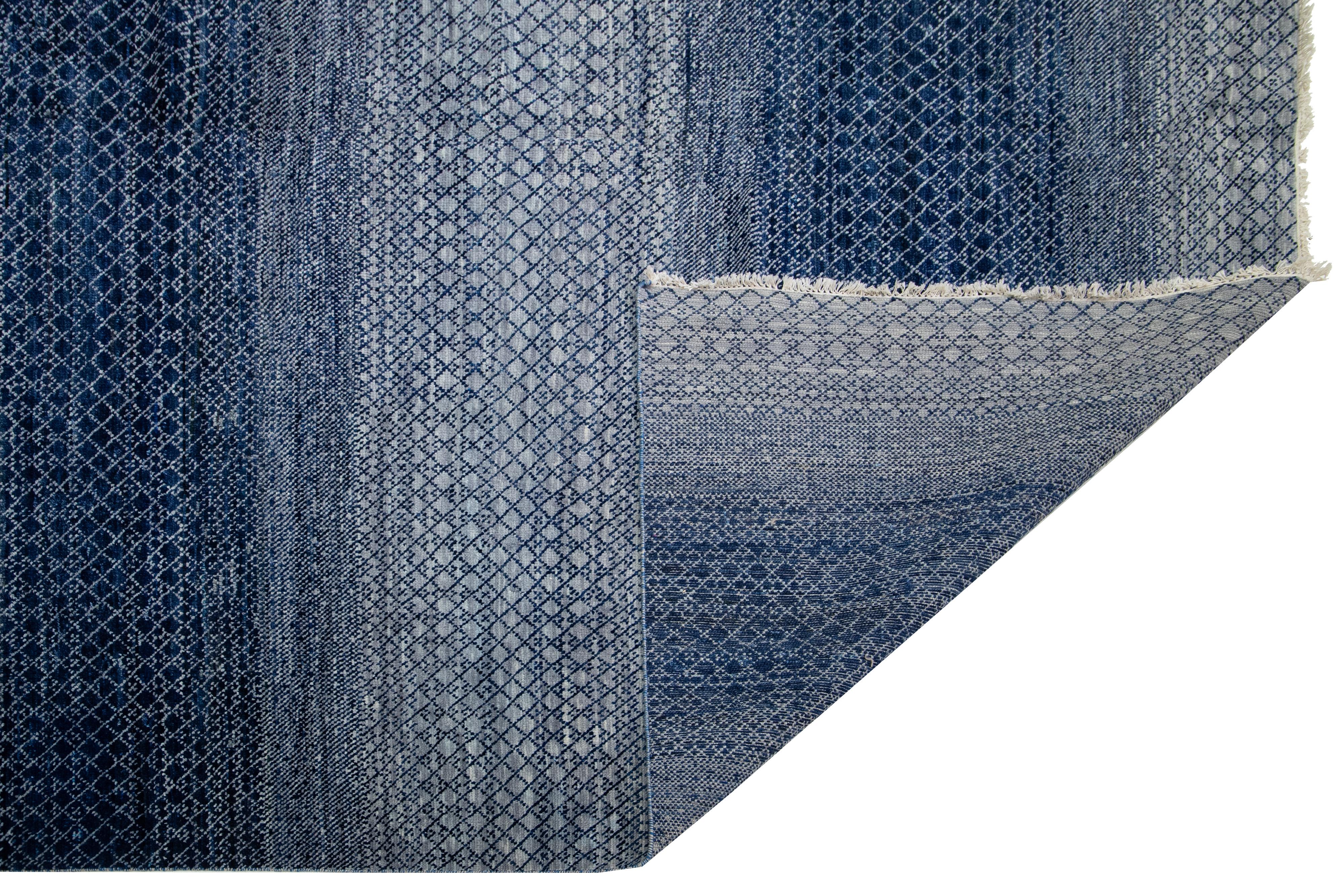 Moderne Tapis en laine gris et bleu à motif géométrique, fait main, style Savannah moderne en vente