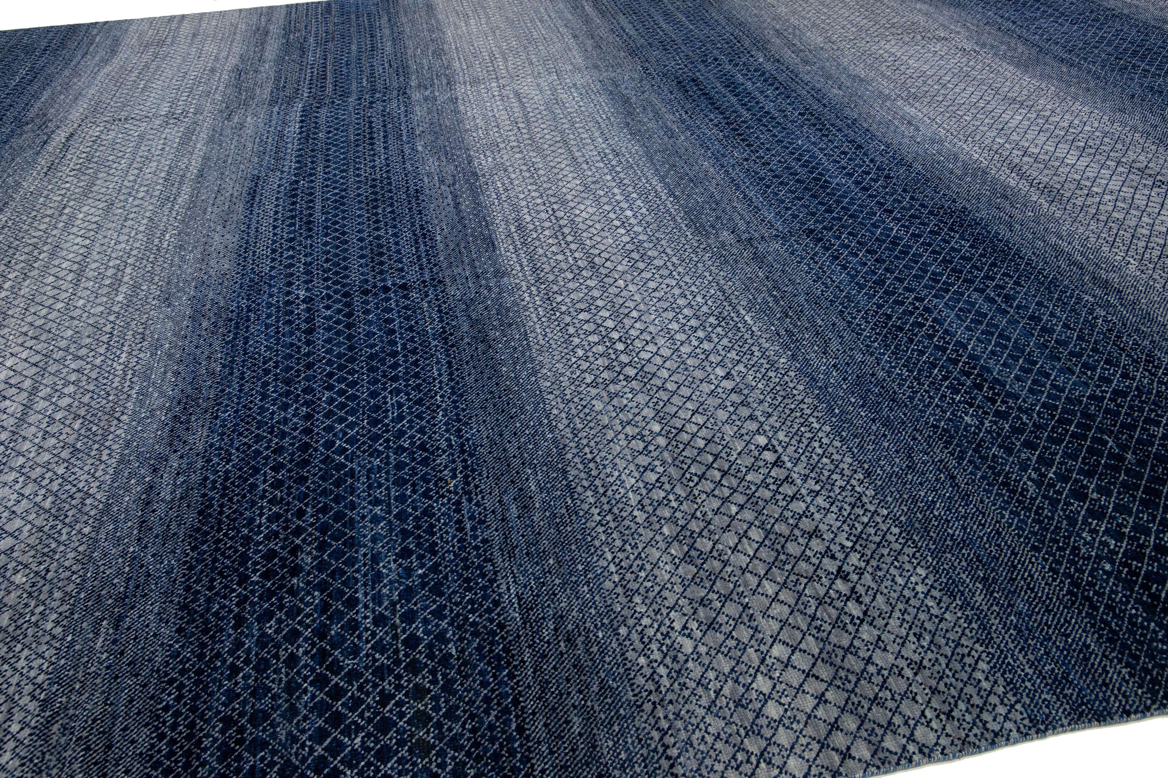 Indien Tapis en laine gris et bleu à motif géométrique, fait main, style Savannah moderne en vente