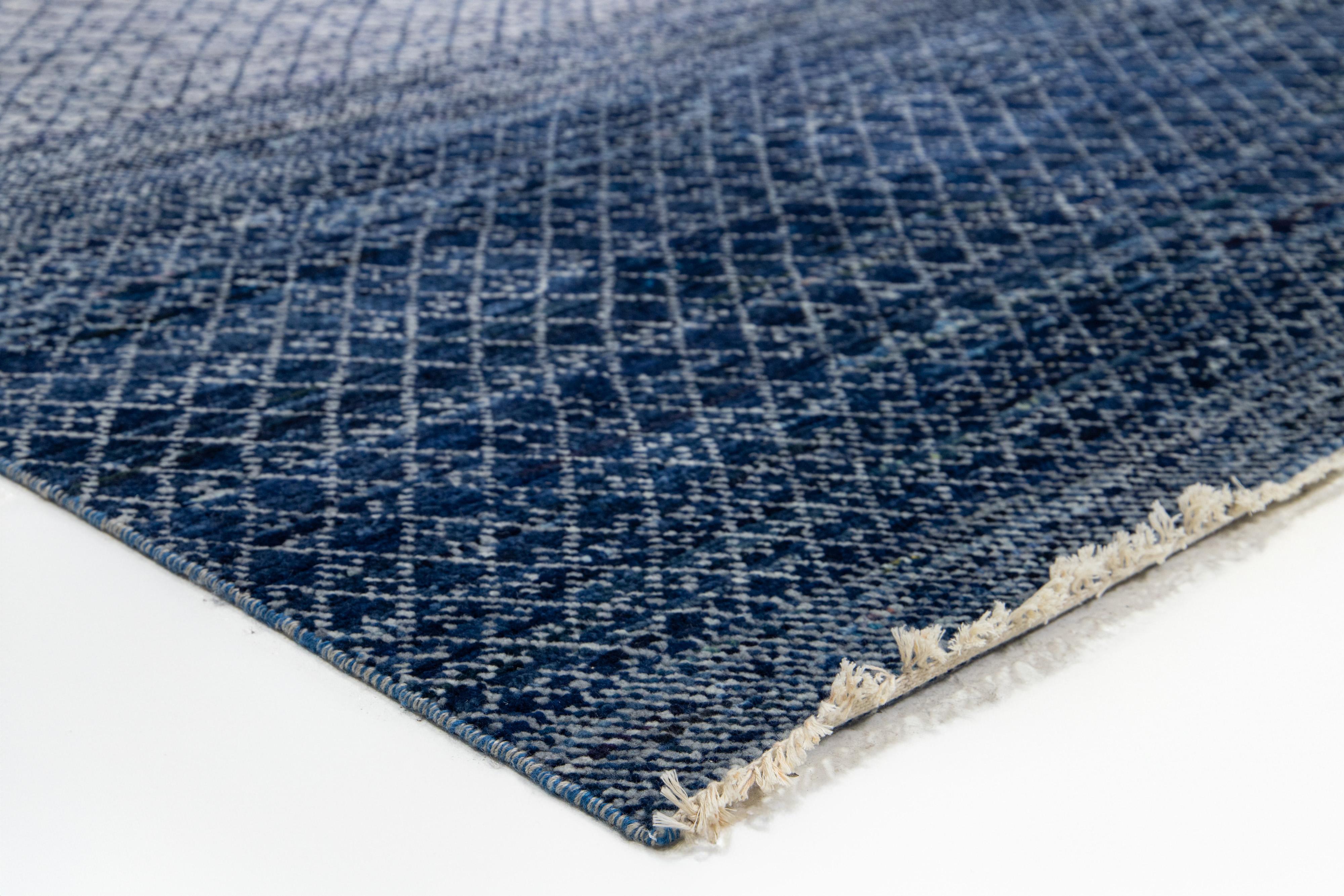 Noué à la main Tapis en laine gris et bleu à motif géométrique, fait main, style Savannah moderne en vente