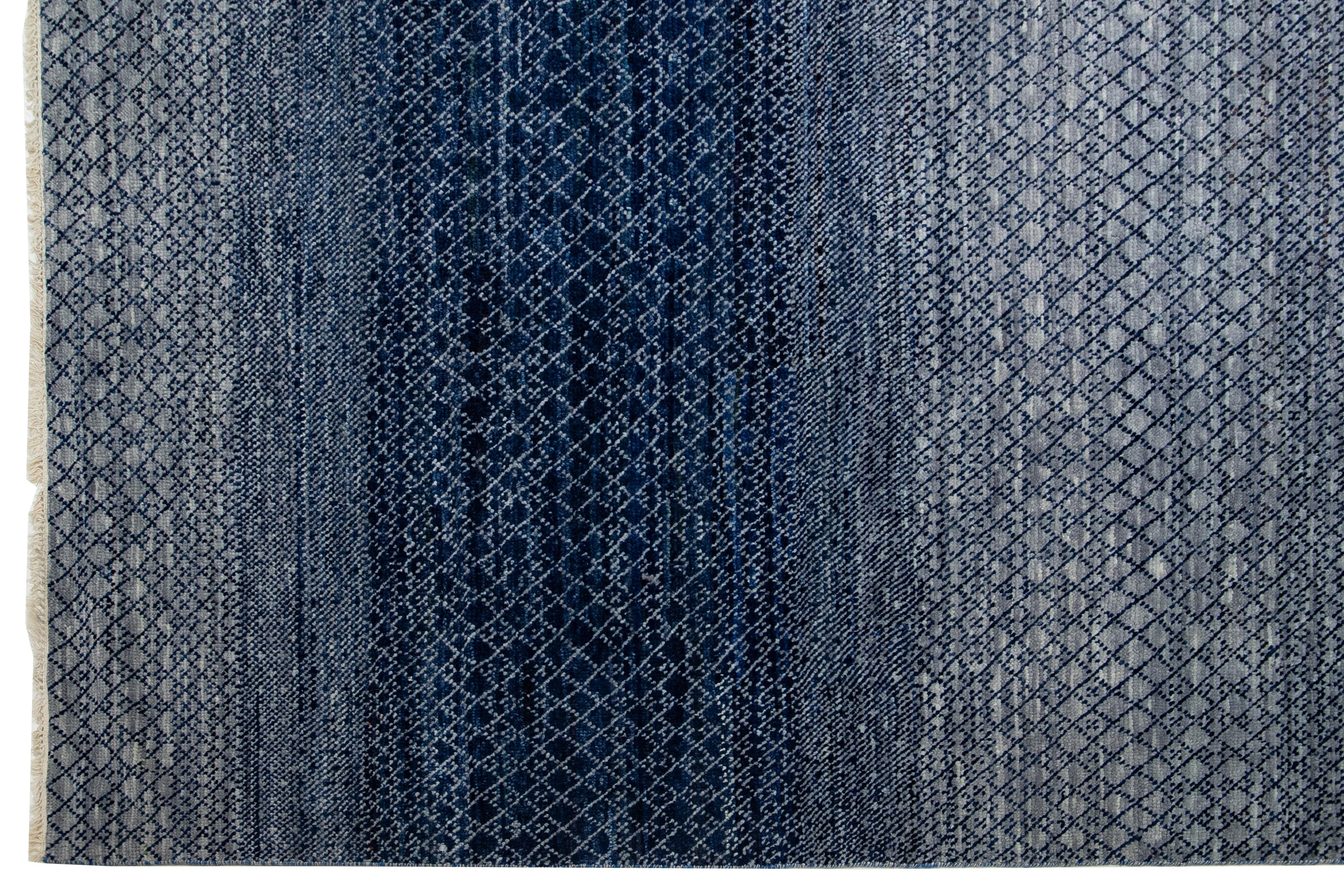 Tapis en laine gris et bleu à motif géométrique, fait main, style Savannah moderne Neuf - En vente à Norwalk, CT