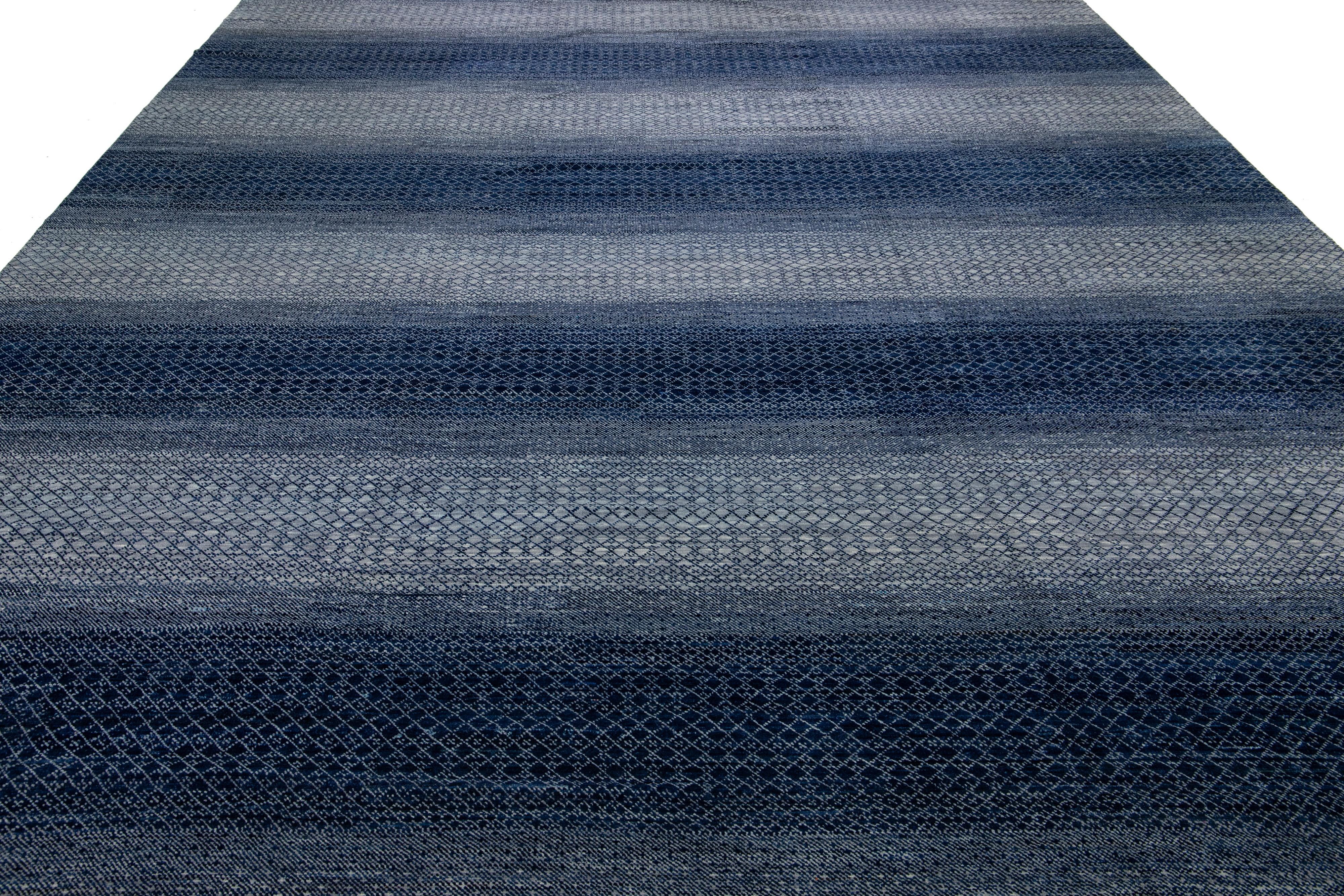 XXIe siècle et contemporain Tapis en laine gris et bleu à motif géométrique, fait main, style Savannah moderne en vente
