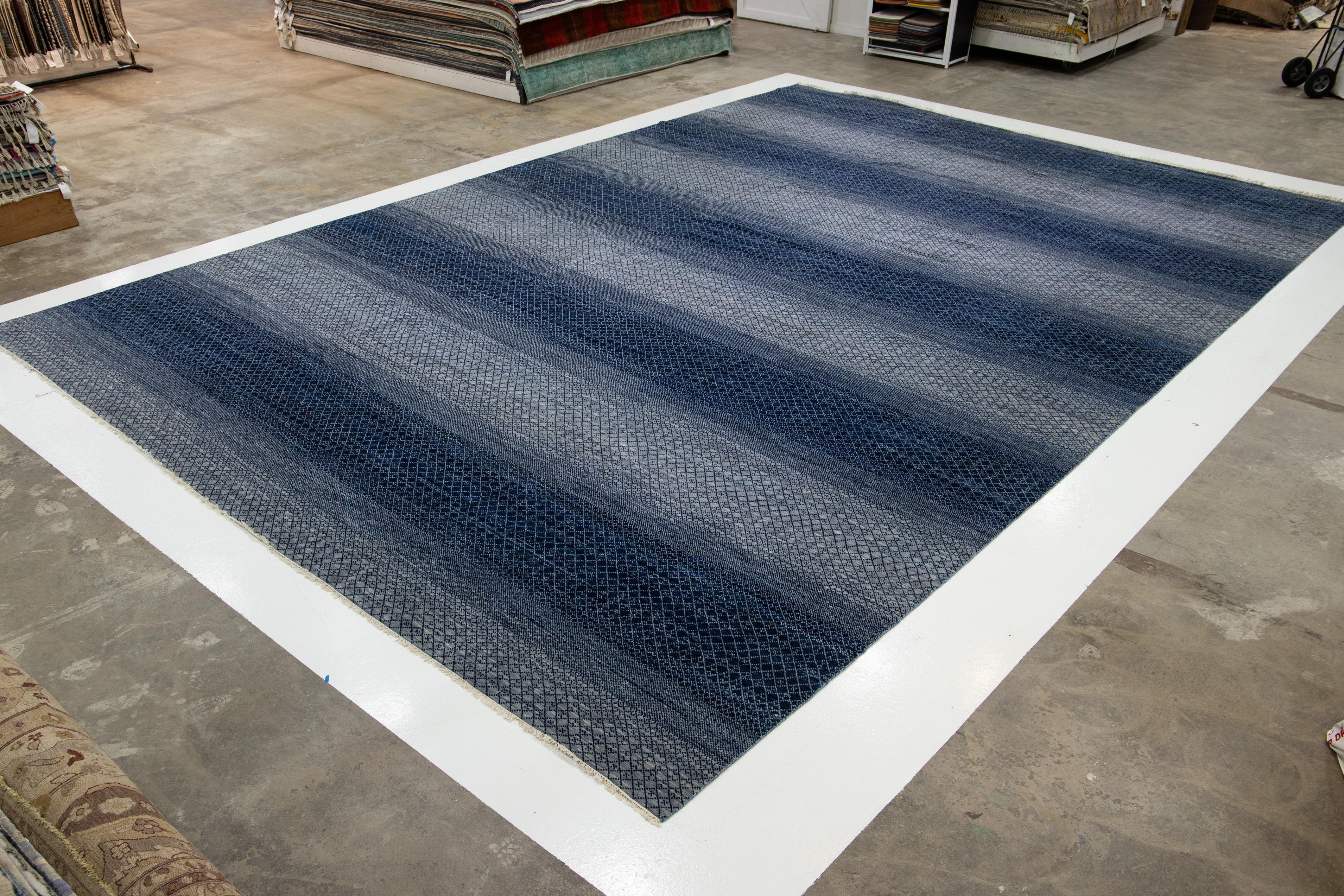 Tapis en laine gris et bleu à motif géométrique, fait main, style Savannah moderne en vente 1
