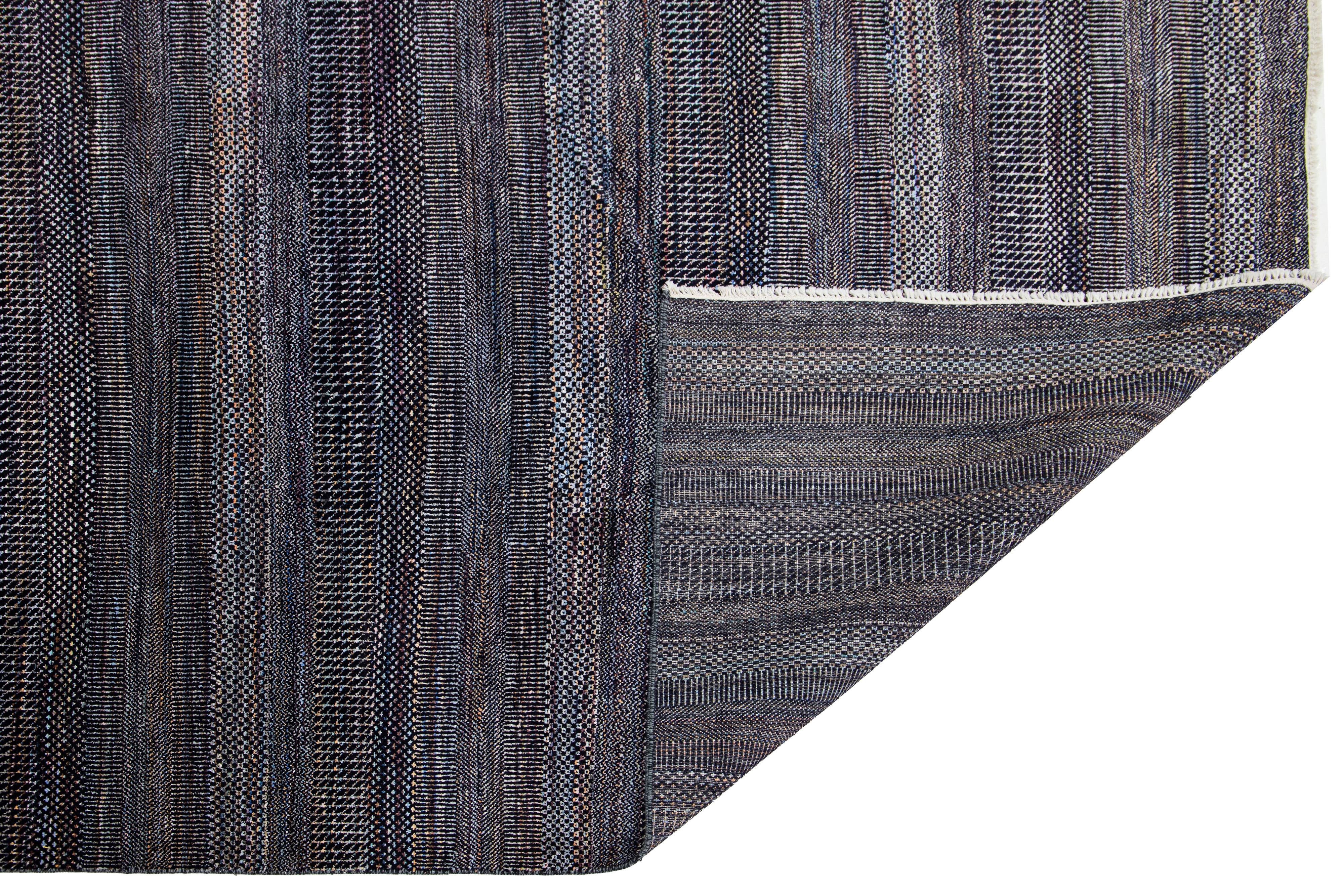 Moderno Tappeto in lana grigio fatto a mano in stile Savannah moderno con motivi geometrici in vendita