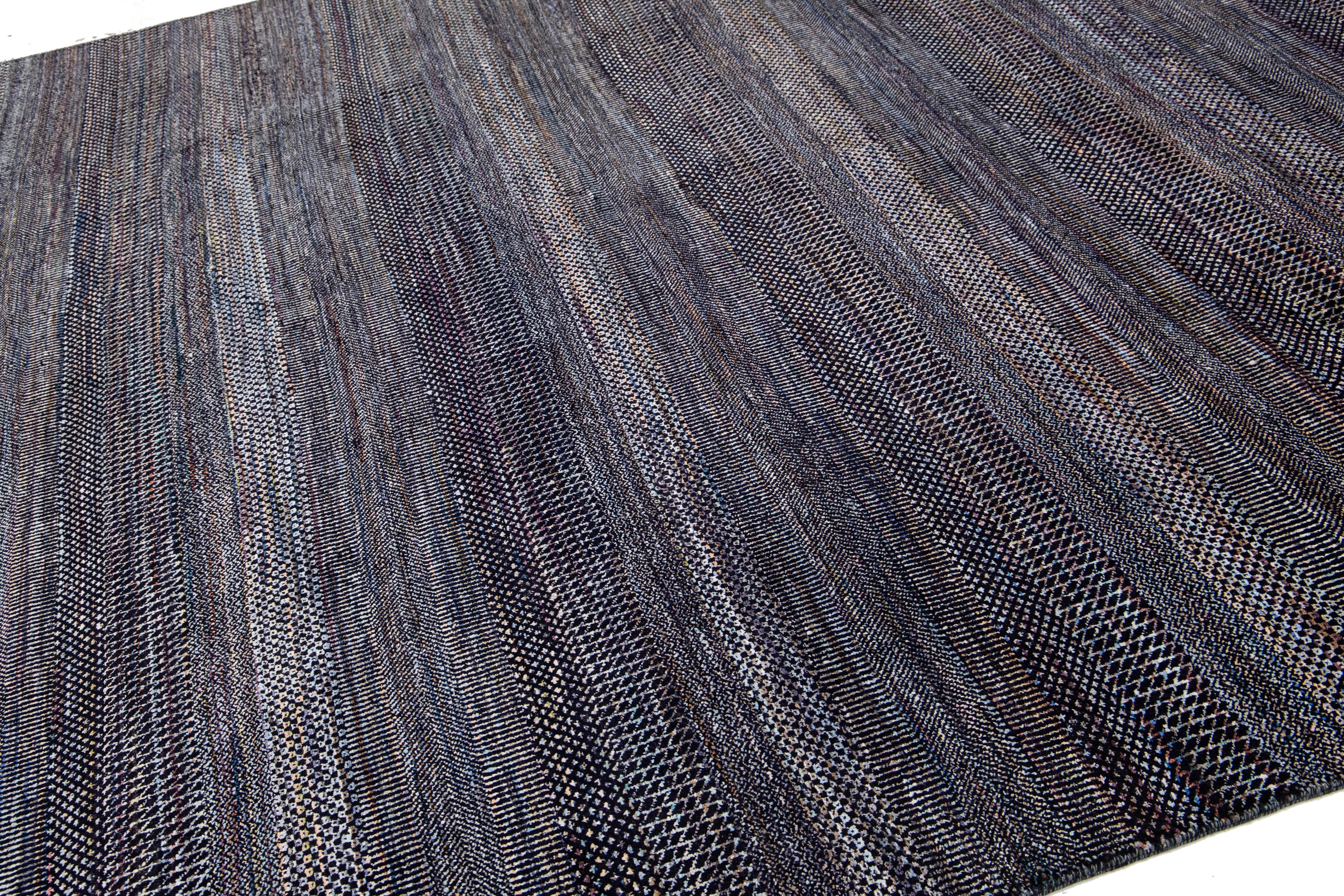 Annodato a mano Tappeto in lana grigio fatto a mano in stile Savannah moderno con motivi geometrici in vendita