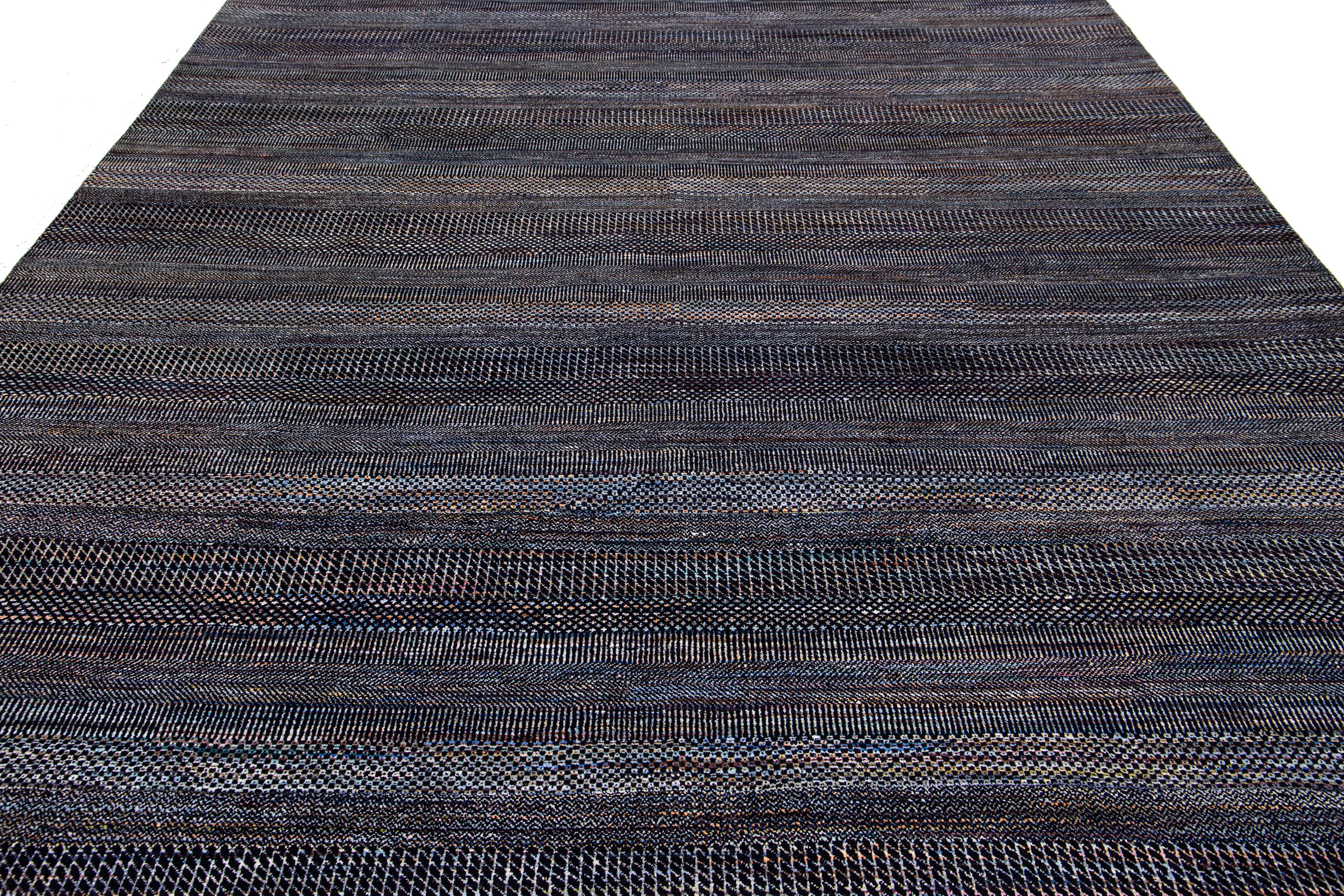 XXI secolo e contemporaneo Tappeto in lana grigio fatto a mano in stile Savannah moderno con motivi geometrici in vendita