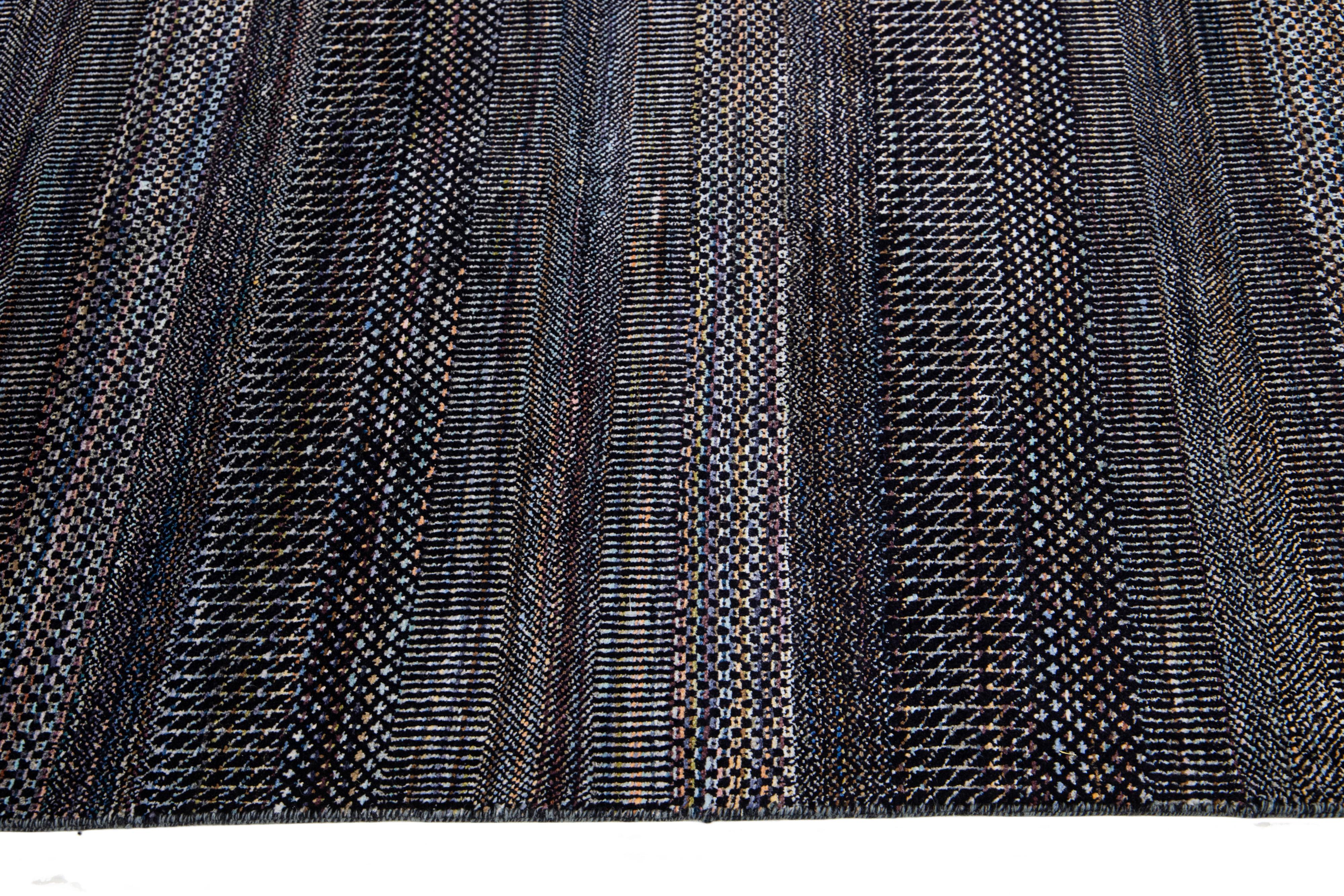 Tappeto in lana grigio fatto a mano in stile Savannah moderno con motivi geometrici in vendita 1