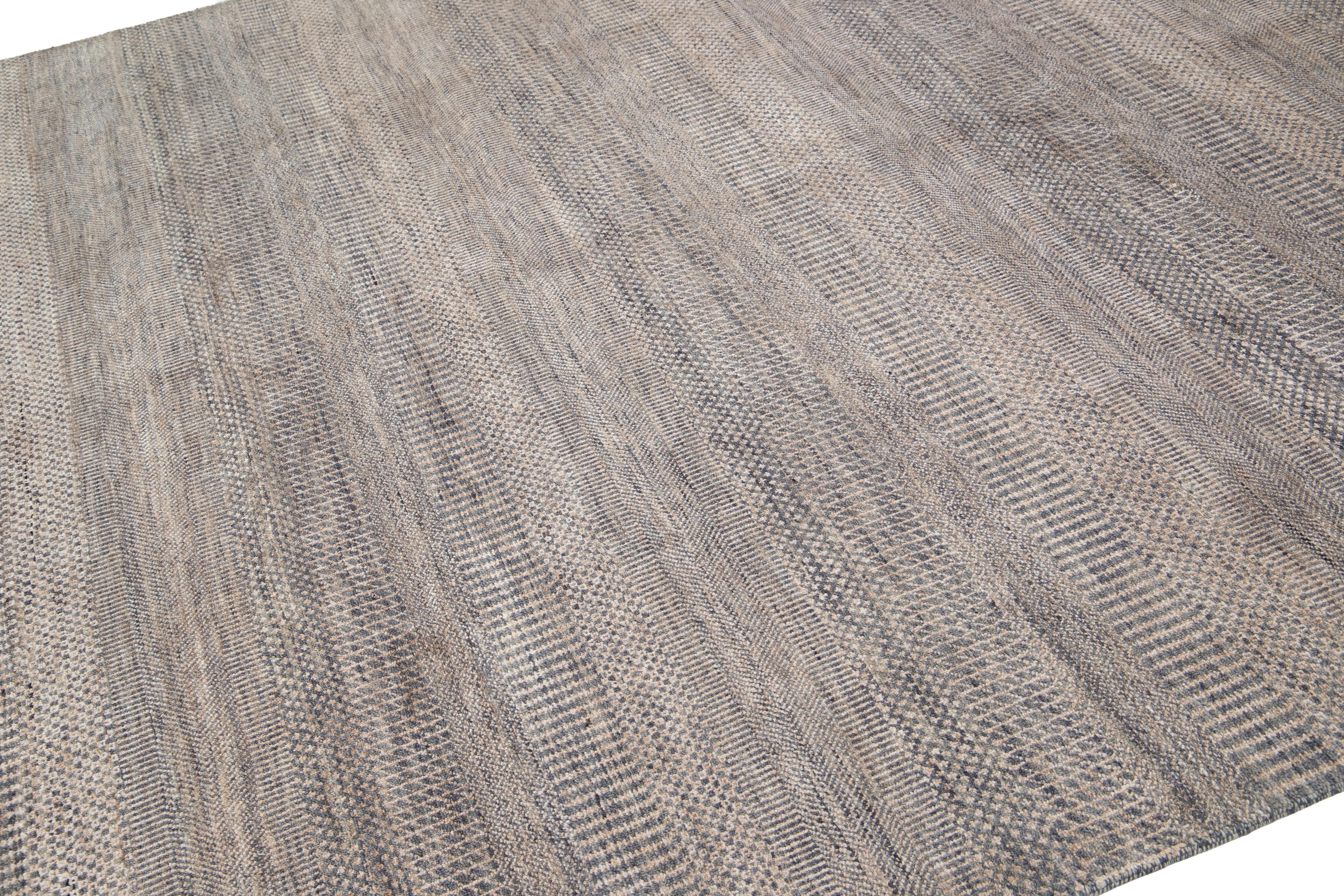 Modern Savannah Wollteppich Handgefertigt in Brown Mit Geometrischem Muster (Handgeknüpft) im Angebot