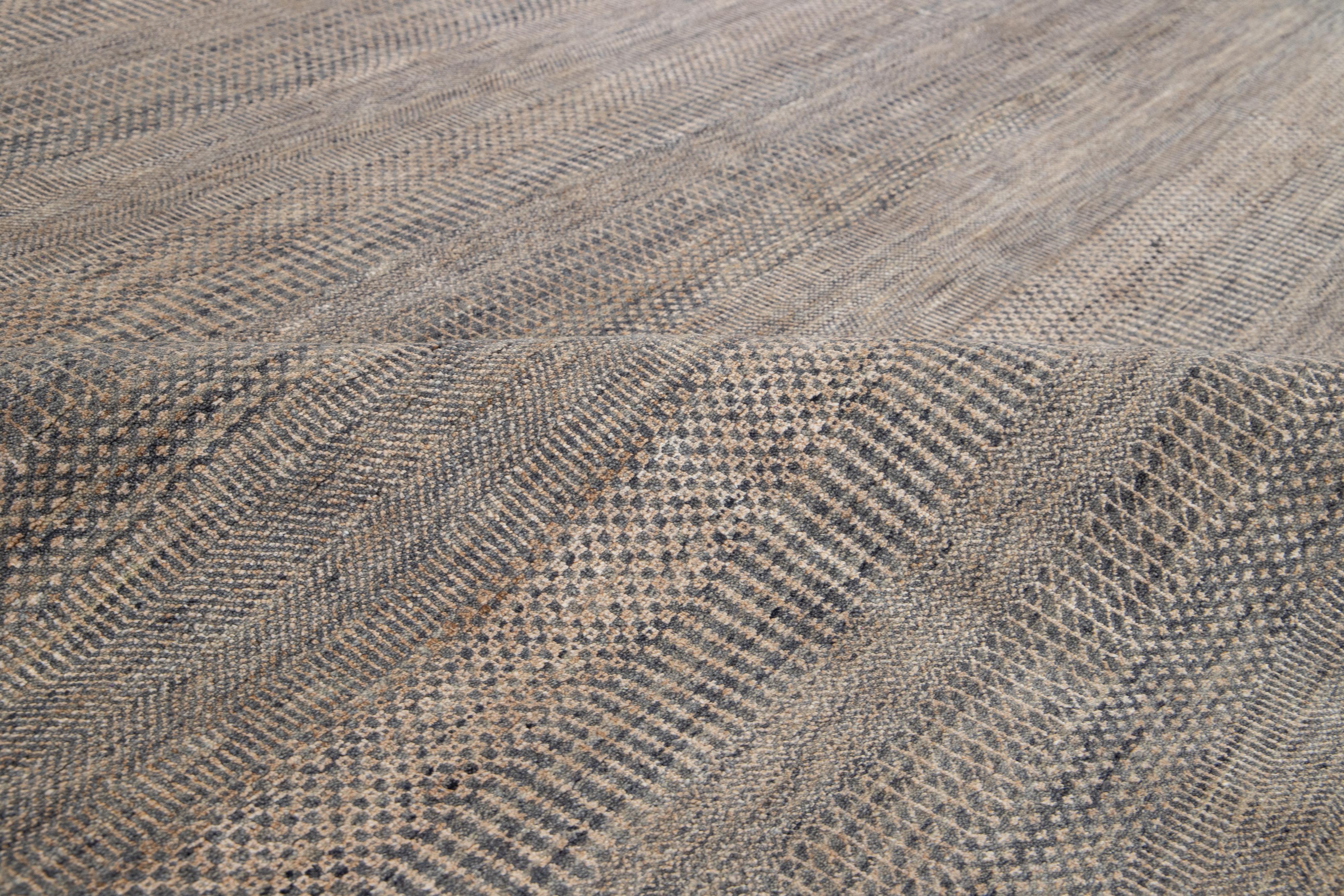 Modern Savannah Wollteppich Handgefertigt in Brown Mit Geometrischem Muster im Zustand „Neu“ im Angebot in Norwalk, CT