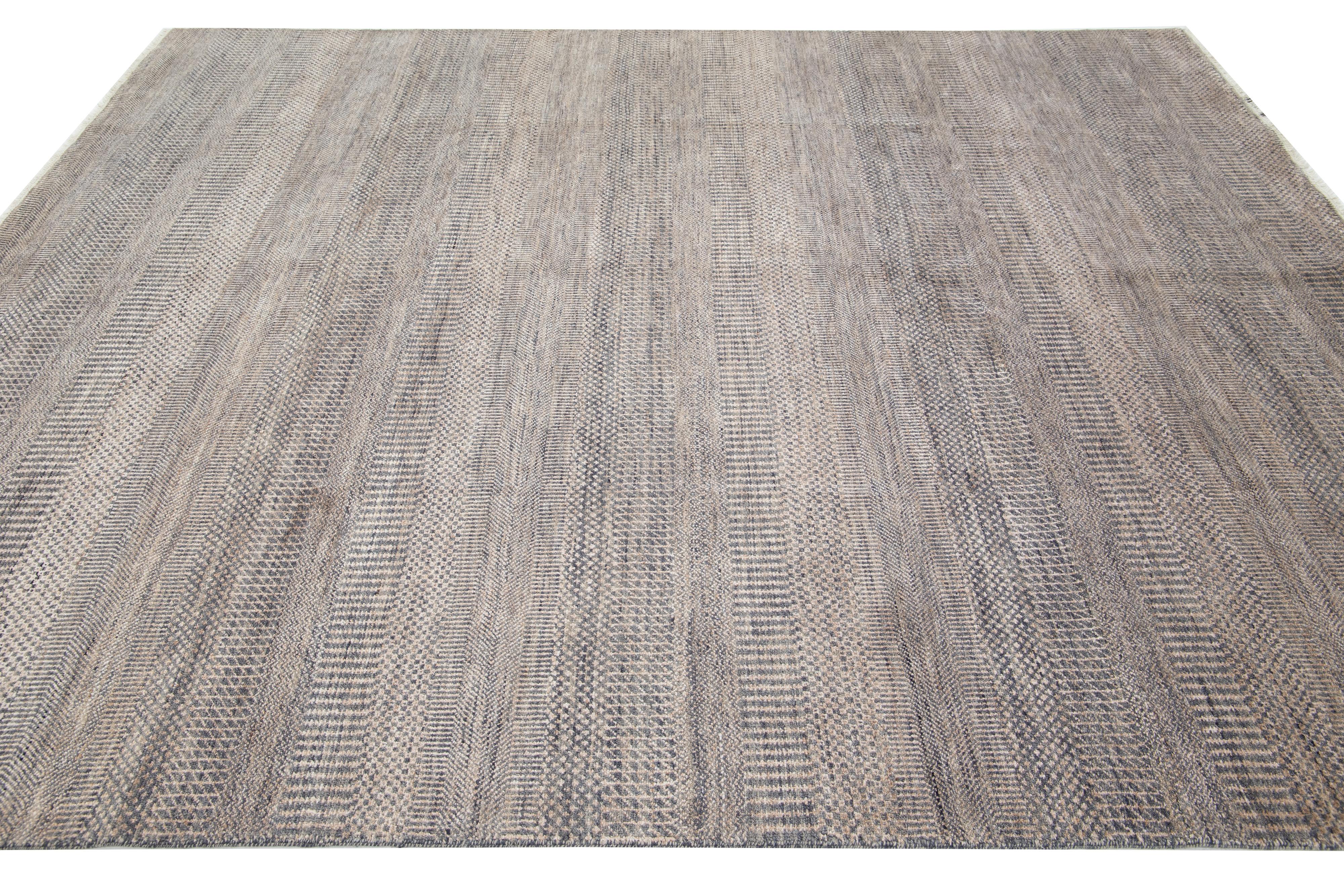 Modern Savannah Wollteppich Handgefertigt in Brown Mit Geometrischem Muster (21. Jahrhundert und zeitgenössisch) im Angebot