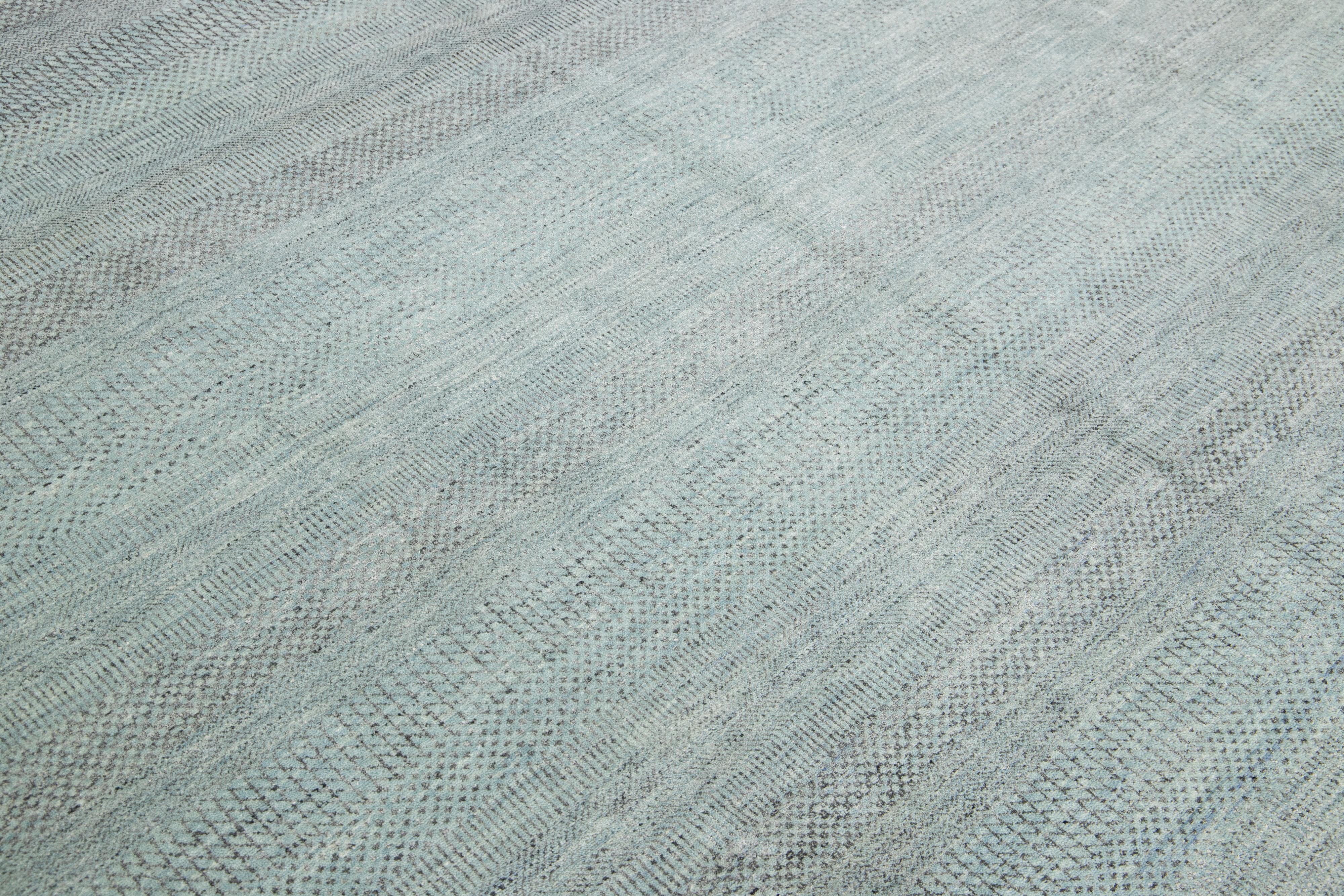 Moderner Savannah-Wollteppich Handgefertigt in Hellgrün mit geometrischem Muster im Angebot 3