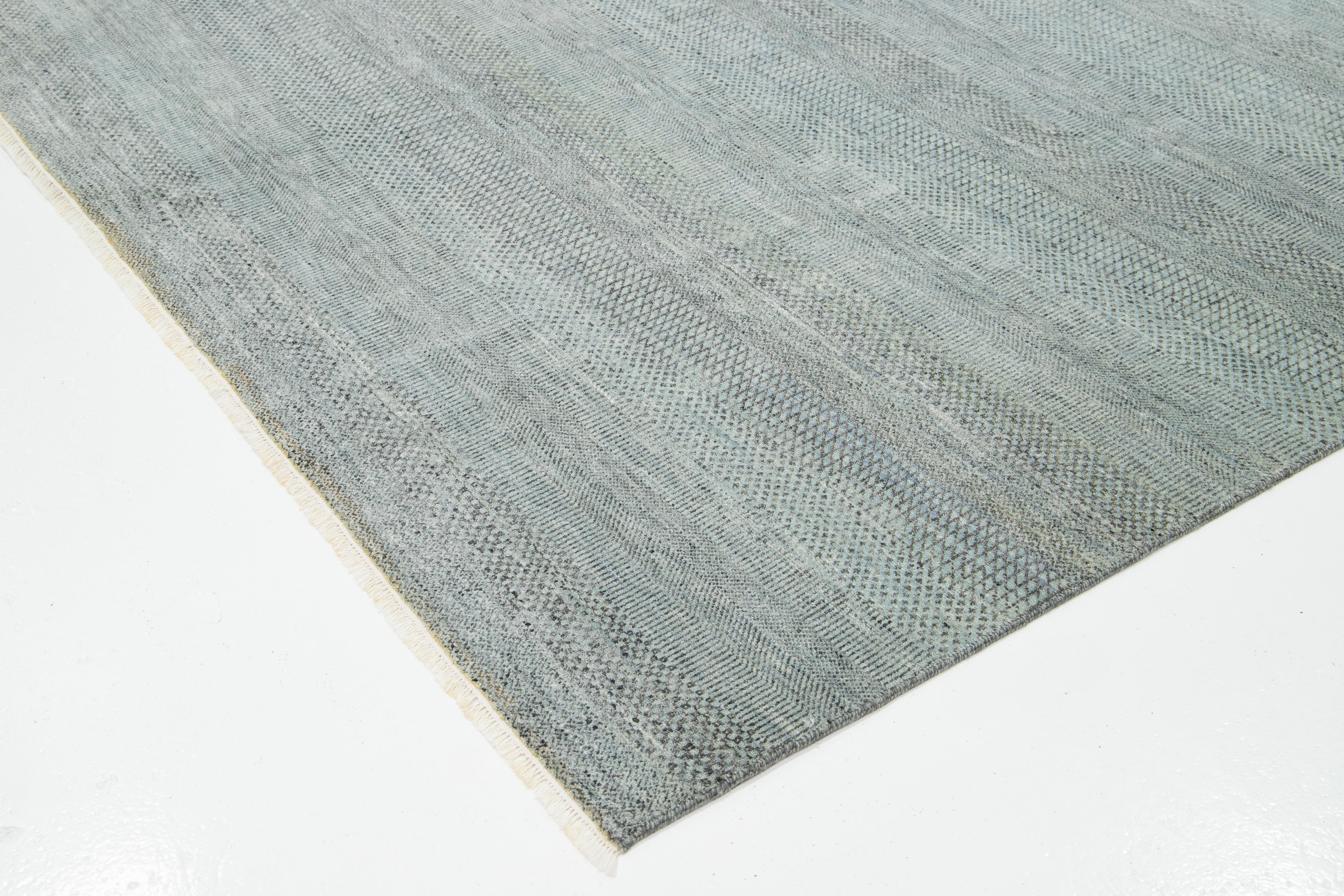 Moderner Savannah-Wollteppich Handgefertigt in Hellgrün mit geometrischem Muster (Wolle) im Angebot