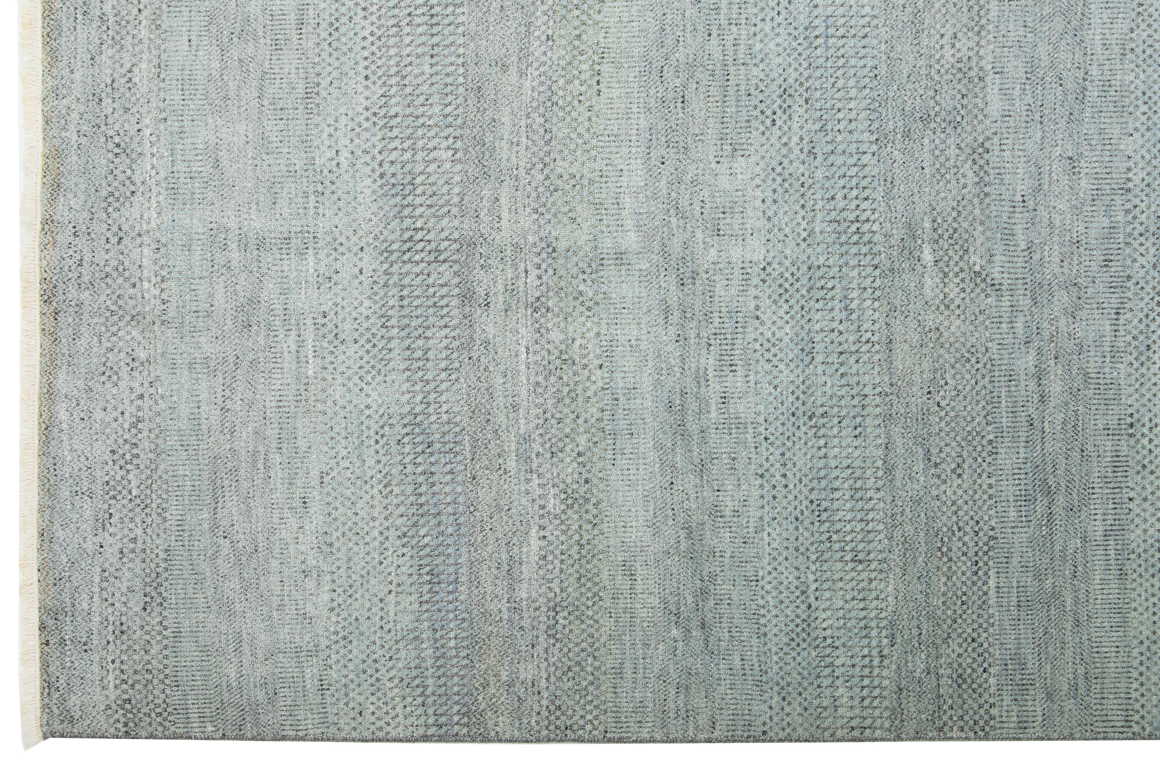 Moderner Savannah-Wollteppich Handgefertigt in Hellgrün mit geometrischem Muster im Angebot 1