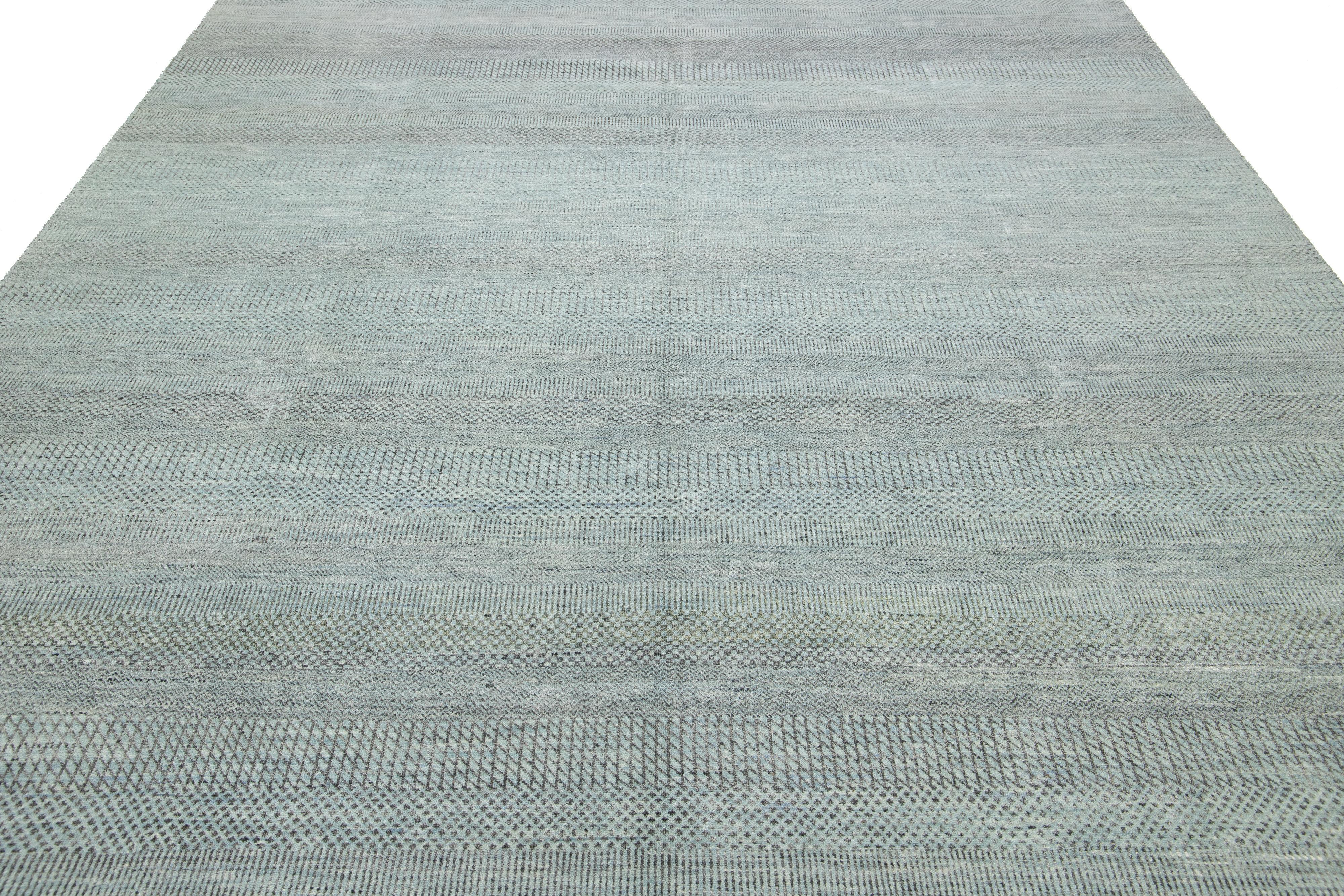 Moderner Savannah-Wollteppich Handgefertigt in Hellgrün mit geometrischem Muster im Angebot 2
