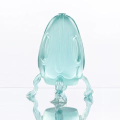 Escultura moderna a escala de resina colada de aguamarina Aprendiendo a volar de Karen Atta