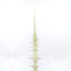 Modello moderno in scala in resina fusa in verde Scultura Hurts Like Heaven di Karen Atta