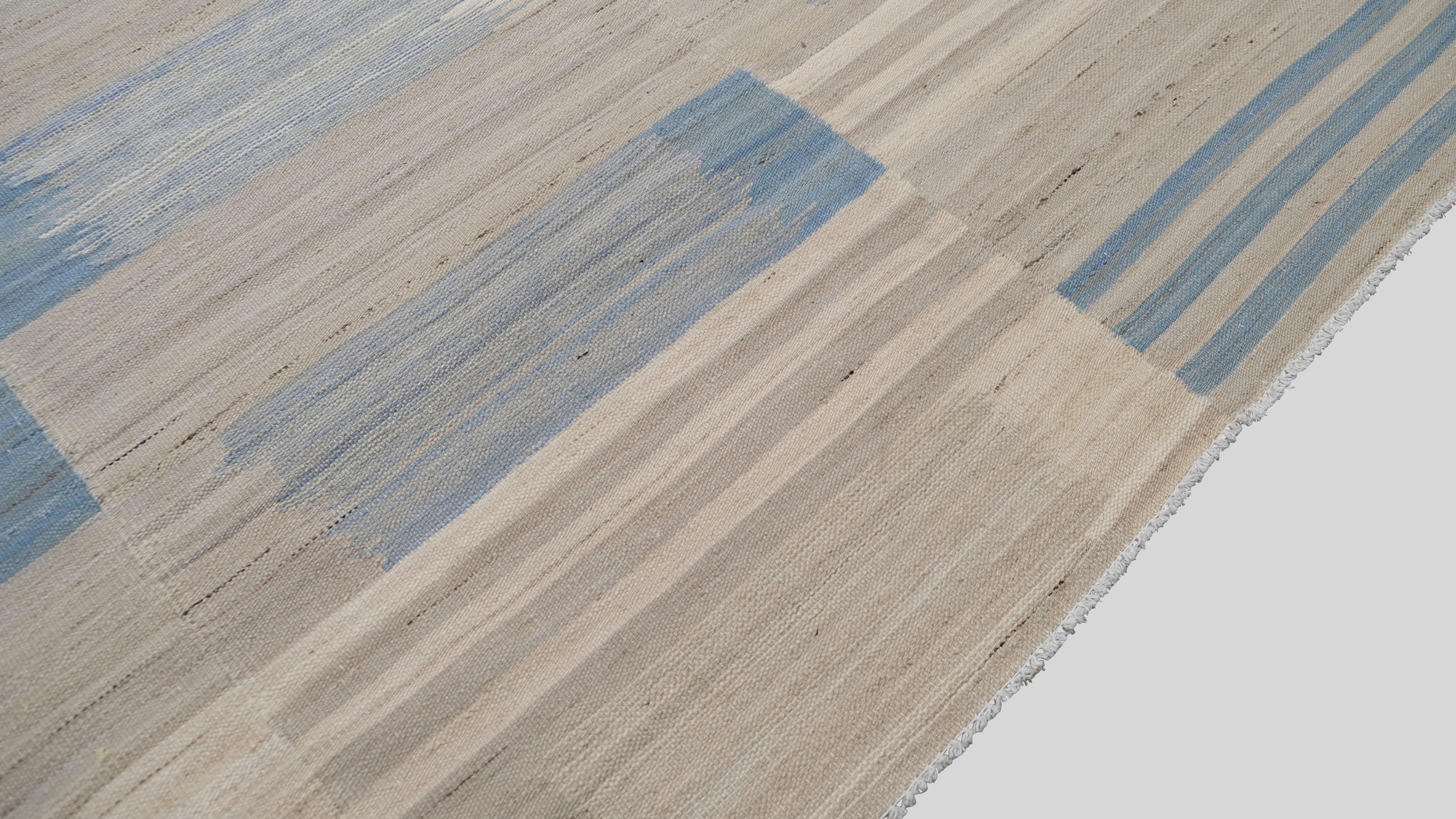 Modernes skandinavisches Blau und Beige  Wollkilim 11'10''x14'5'' (Handgewebt) im Angebot