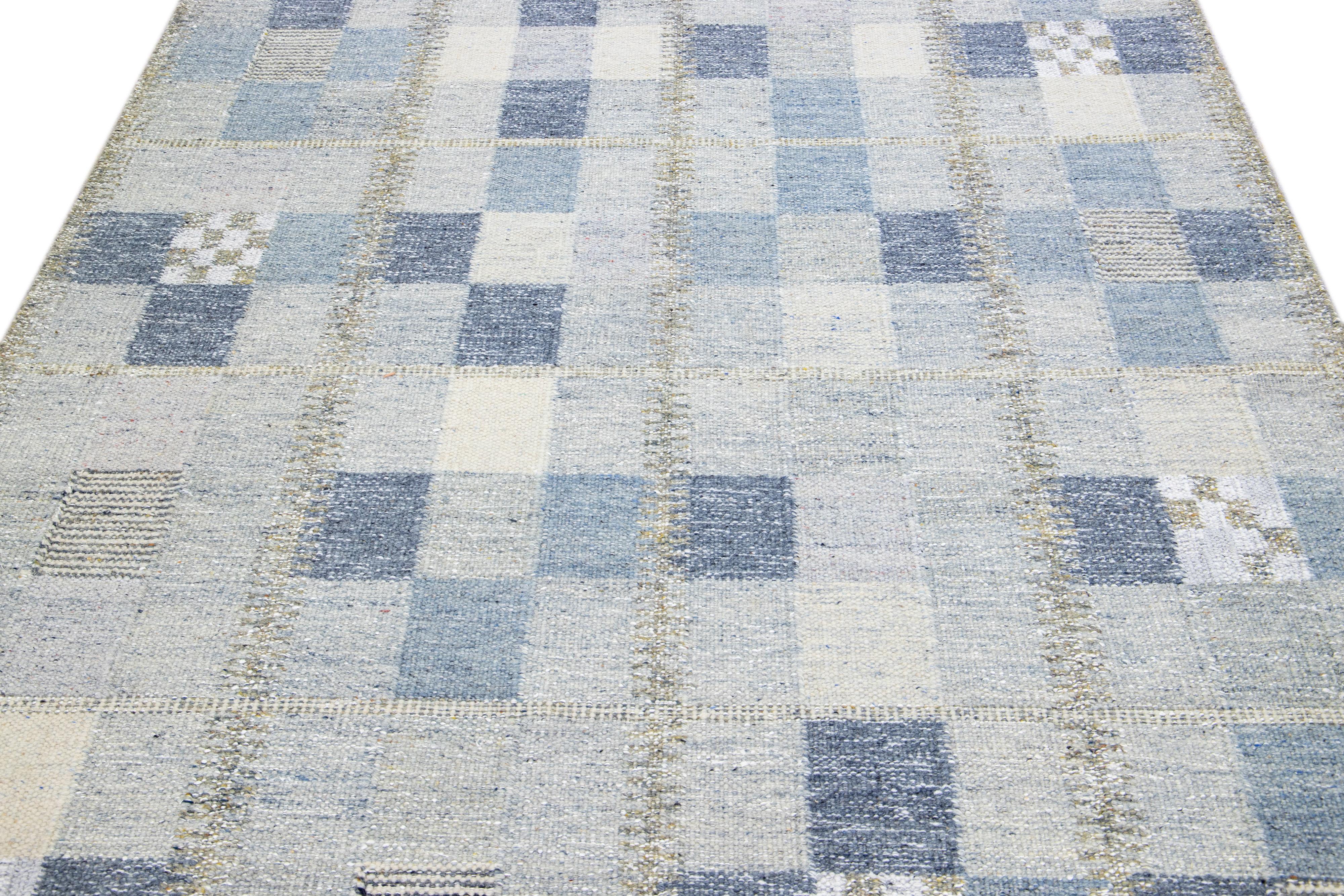 Scandinave moderne Tapis scandinave moderne bleu et gris en laine, fait à la main, de taille géométrique pour une pièce en vente