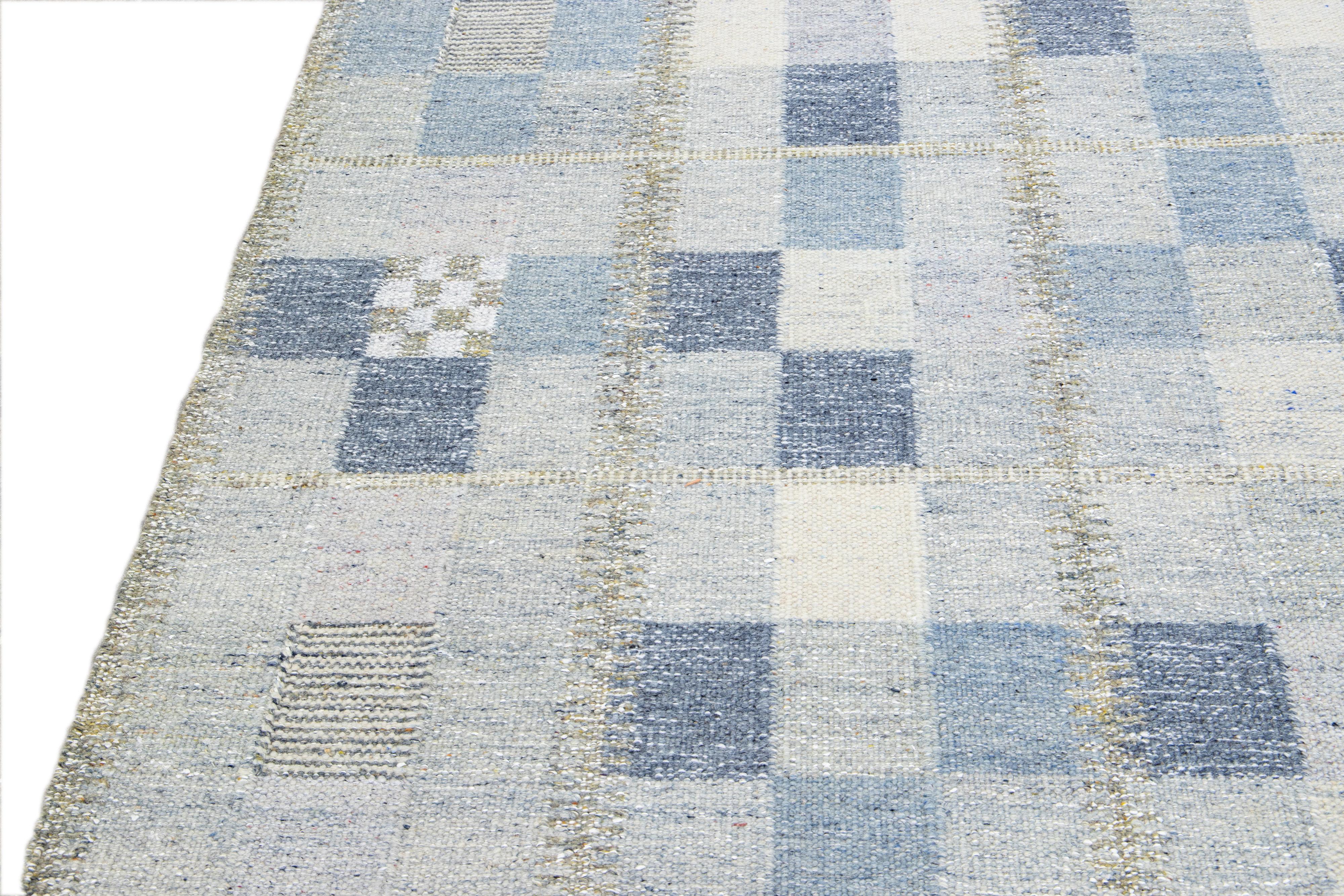 Indien Tapis scandinave moderne bleu et gris en laine, fait à la main, de taille géométrique pour une pièce en vente