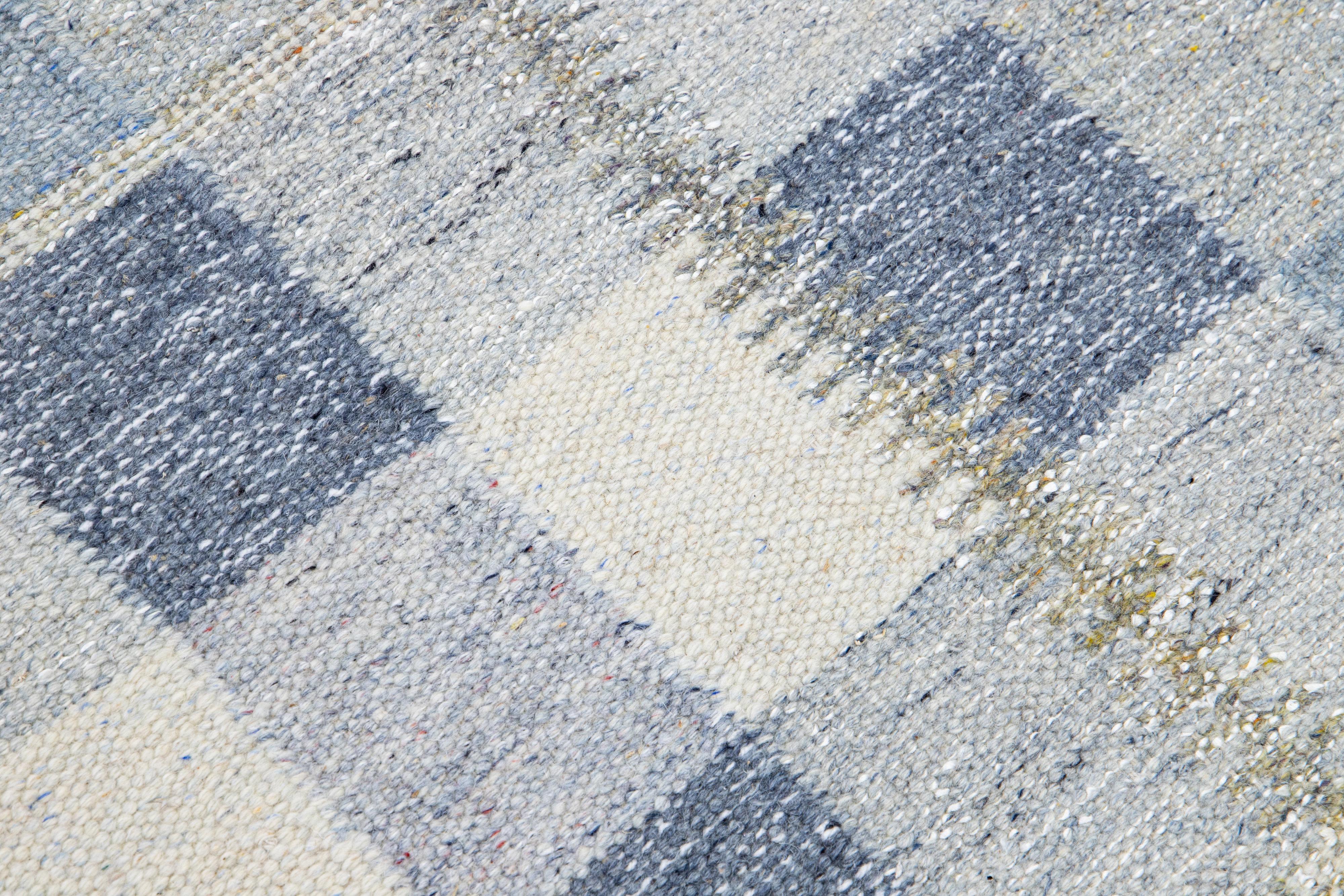 XXIe siècle et contemporain Tapis scandinave moderne bleu et gris en laine, fait à la main, de taille géométrique pour une pièce en vente