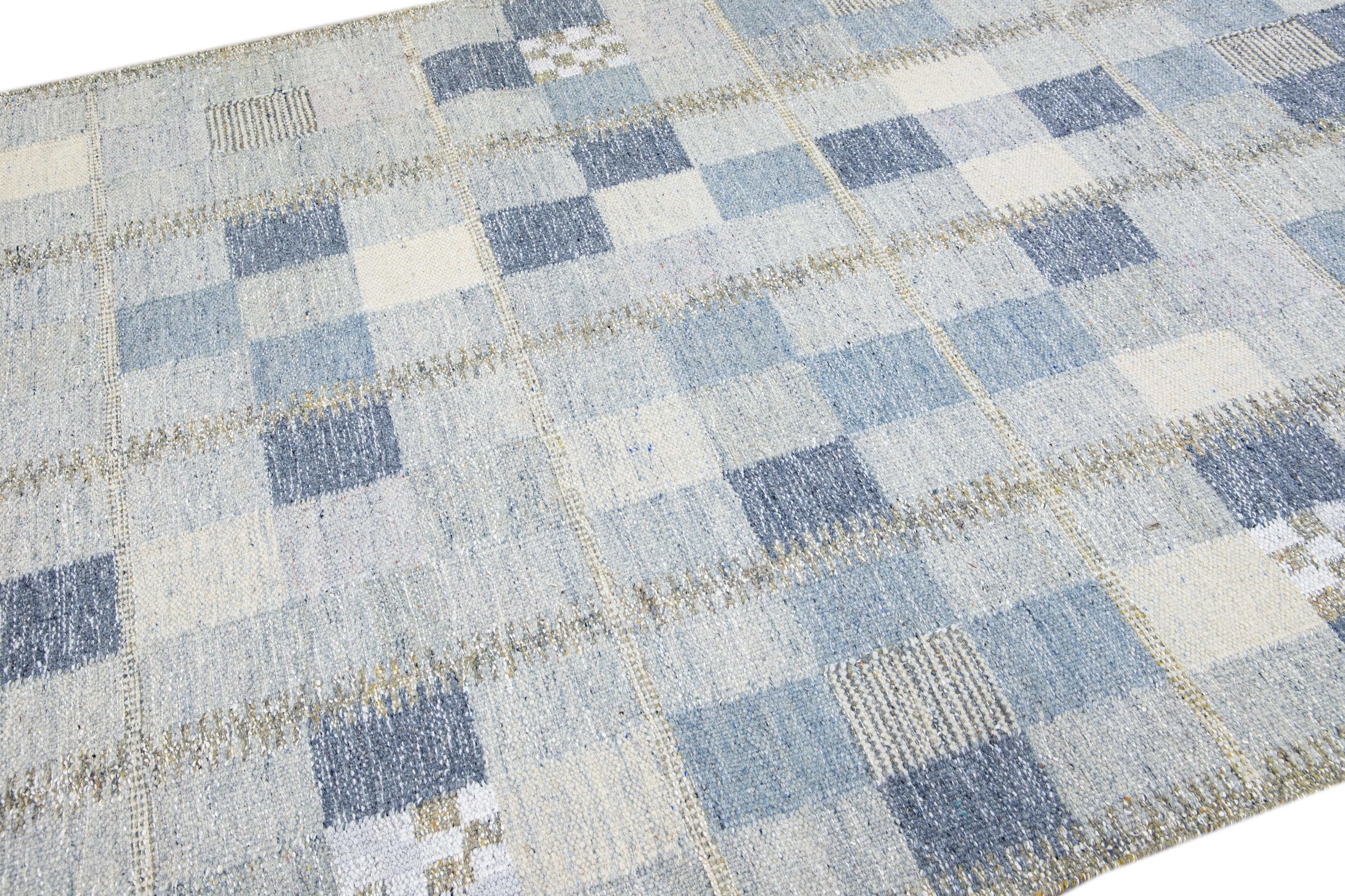 Laine Tapis scandinave moderne bleu et gris en laine, fait à la main, de taille géométrique pour une pièce en vente