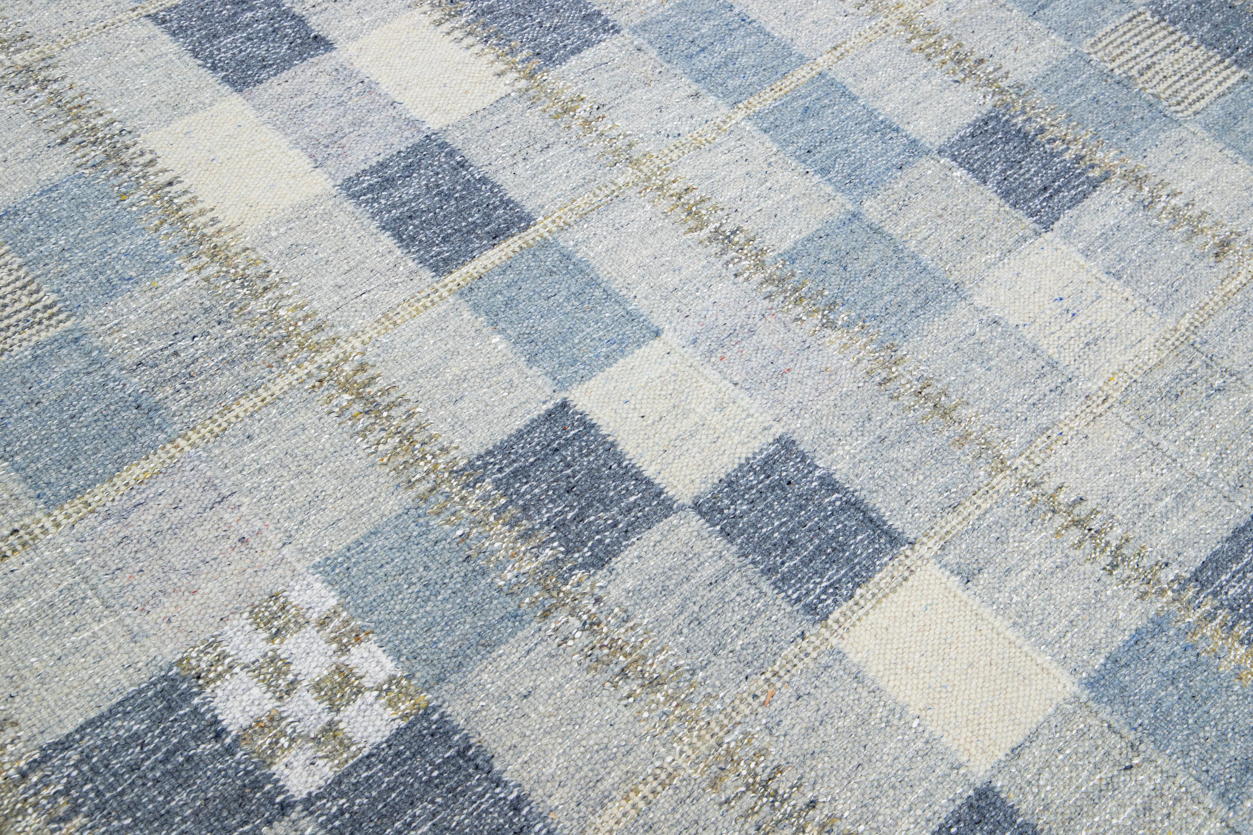 Tapis scandinave moderne bleu et gris en laine, fait à la main, de taille géométrique pour une pièce en vente 1