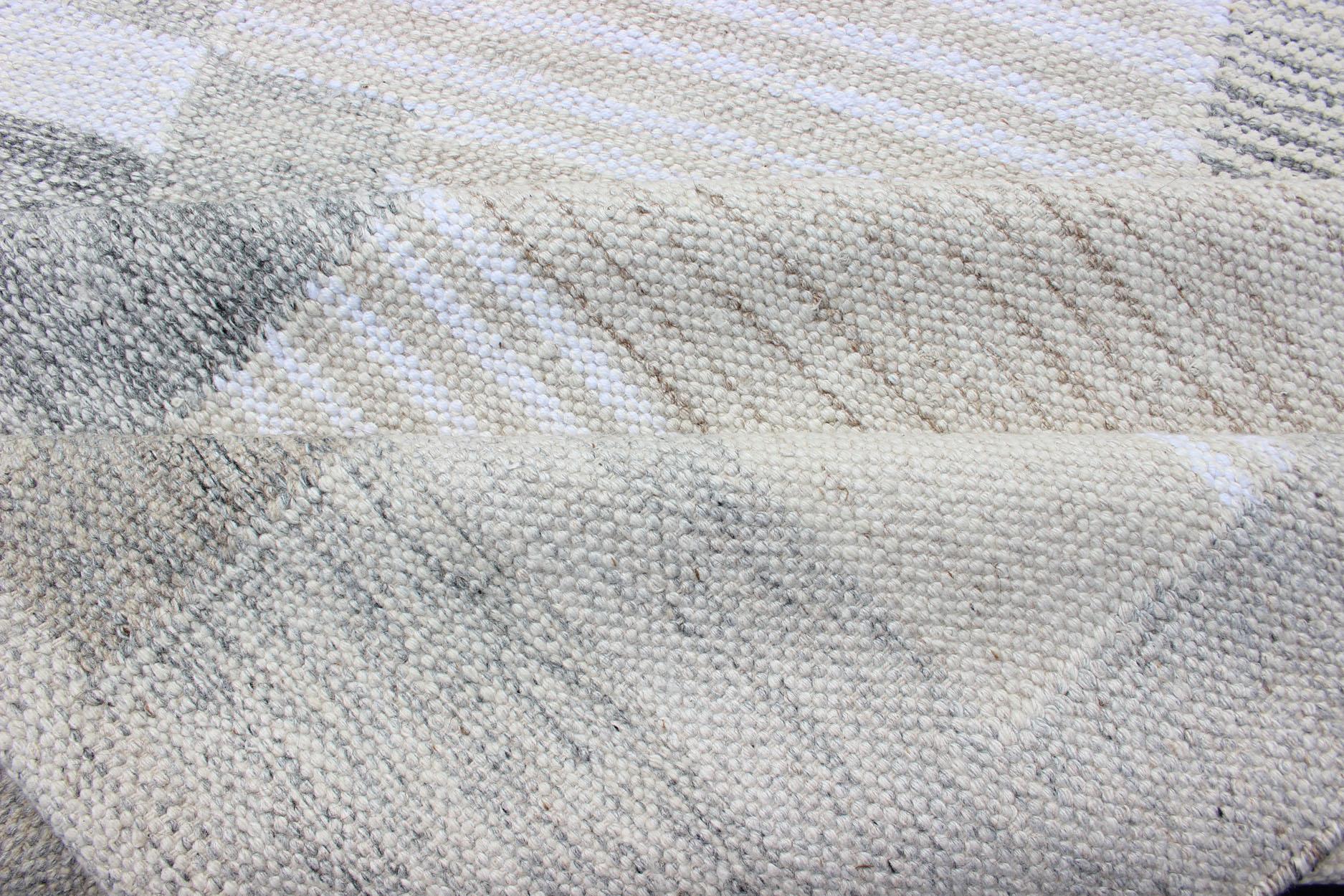 Modern Scandinavian Flat-Weave Rug Design in Gray, beige, Creams & White Tones In New Condition For Sale In Atlanta, GA