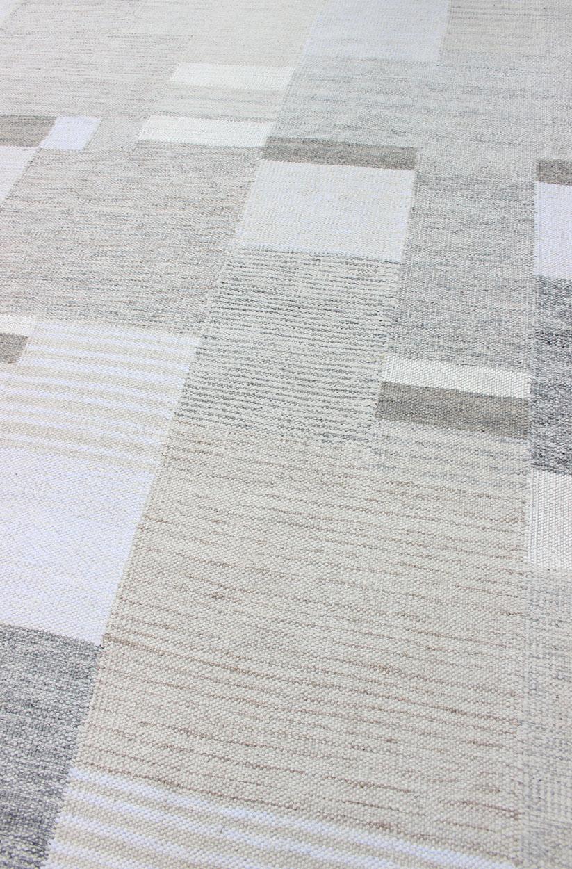 Contemporary Modern Scandinavian Flat-Weave Rug Design in Gray, beige, Creams & White Tones For Sale