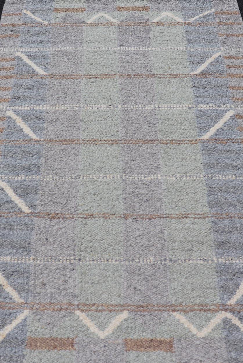 Maße: 4'0 x 6'5 
Modern Scandinavian Flat Weave Teppich in kühlen Grautönen und blassem Grün 4'0 x 6'5. Keivan Woven Arts / Teppich / RJK-12001, Herkunftsland / Typ: Indien / Skandinavischer Kelim, ca. 21. Jahrhundert. 
Dieser moderne skandinavische