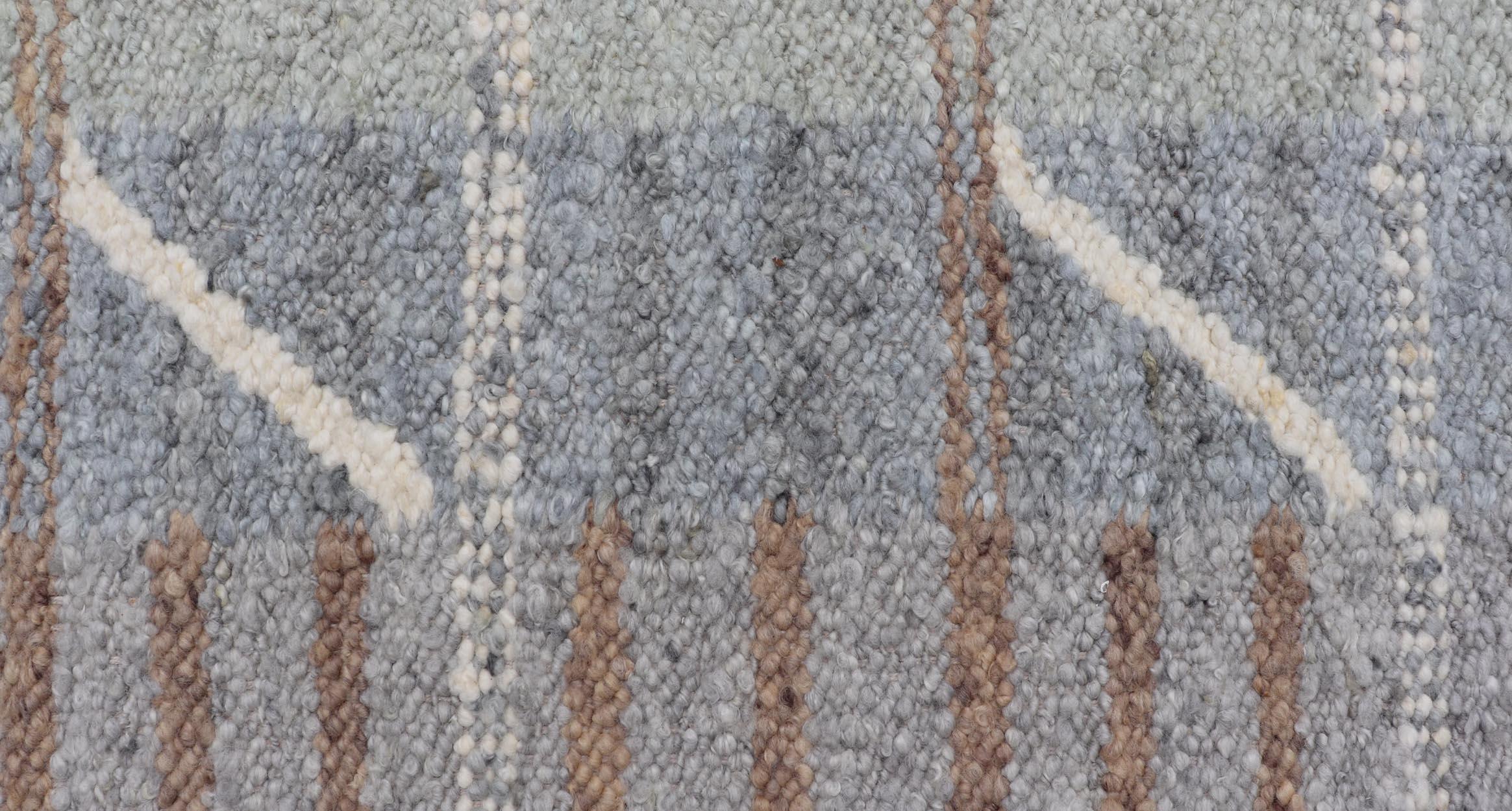 Moderner skandinavischer Flachgewebe-Teppich in Cool Grays und Blassgrün 4'0 x 6'5 im Zustand „Neu“ im Angebot in Atlanta, GA