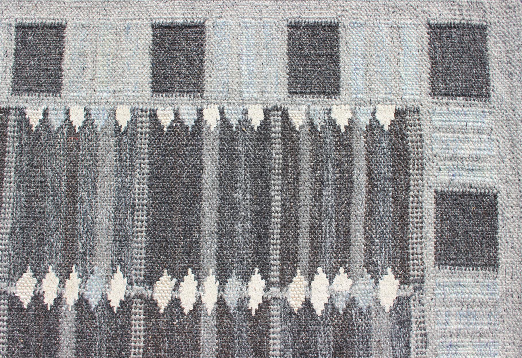 Modern Scandinavian Flat-Weave Rug with Geometric Design in Gray Tones For Sale 2
