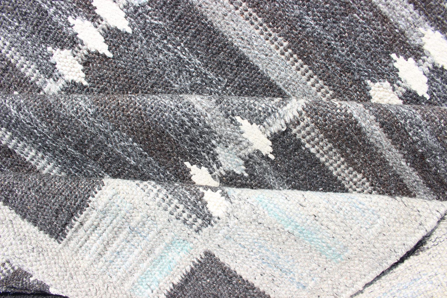 Modern Scandinavian Flat-Weave Rug with Geometric Design in Gray Tones For Sale 4