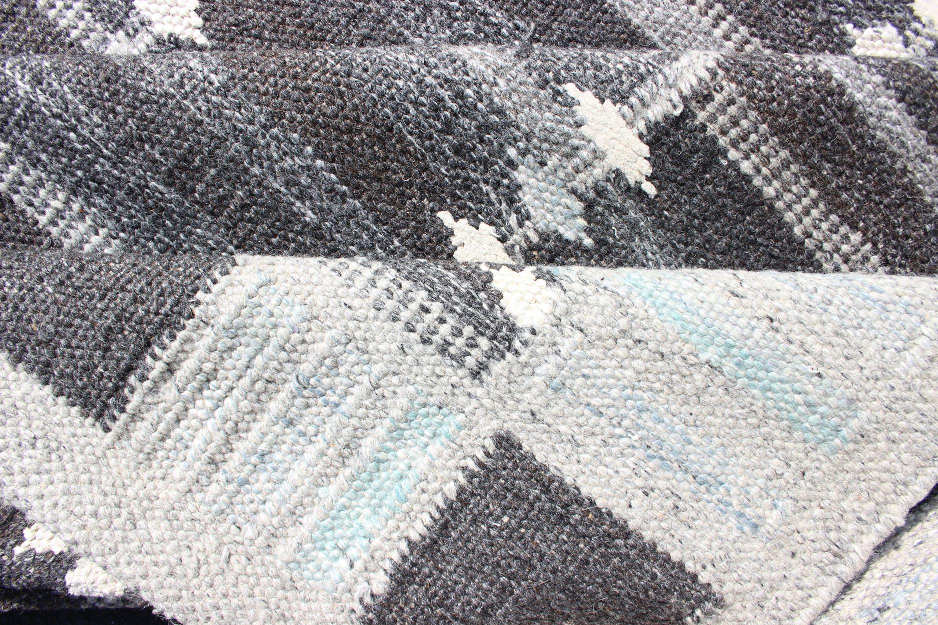 Modern Scandinavian Flat-Weave Rug with Geometric Design in Gray Tones For Sale 5