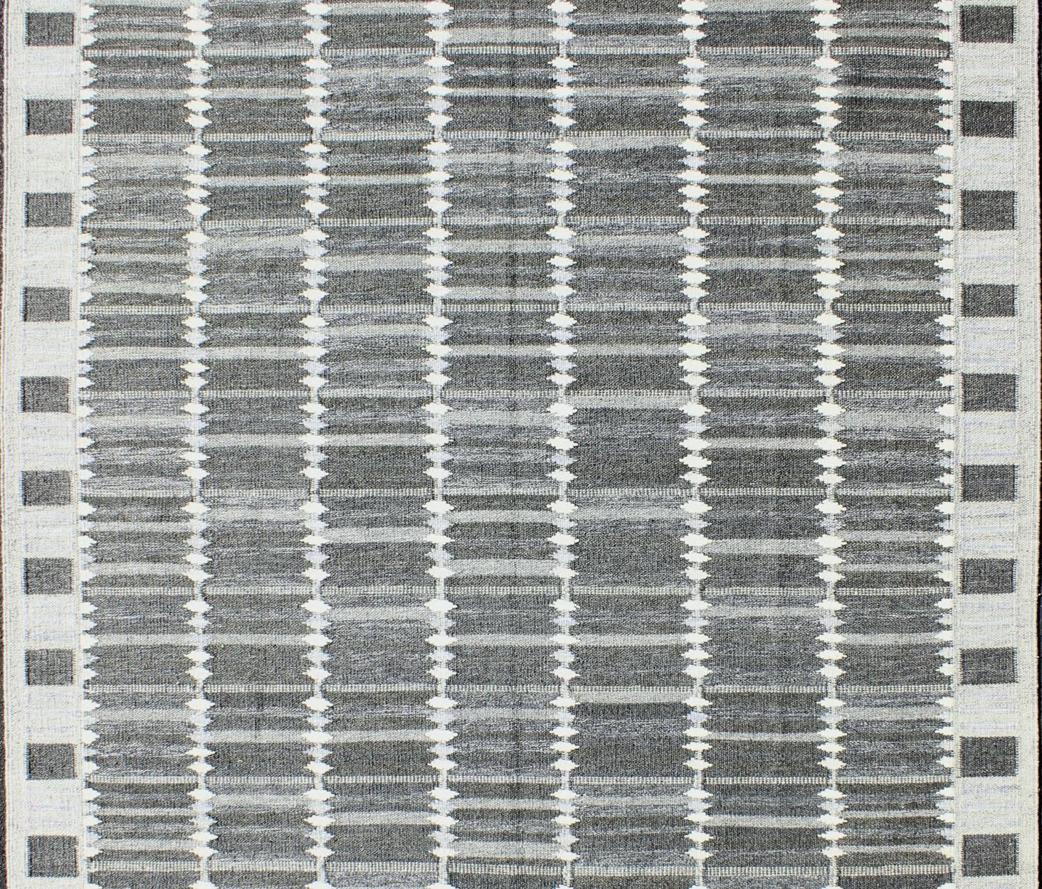 Scandinavian Modern Modern Scandinavian Flat-Weave Rug with Geometric Design in Gray Tones For Sale