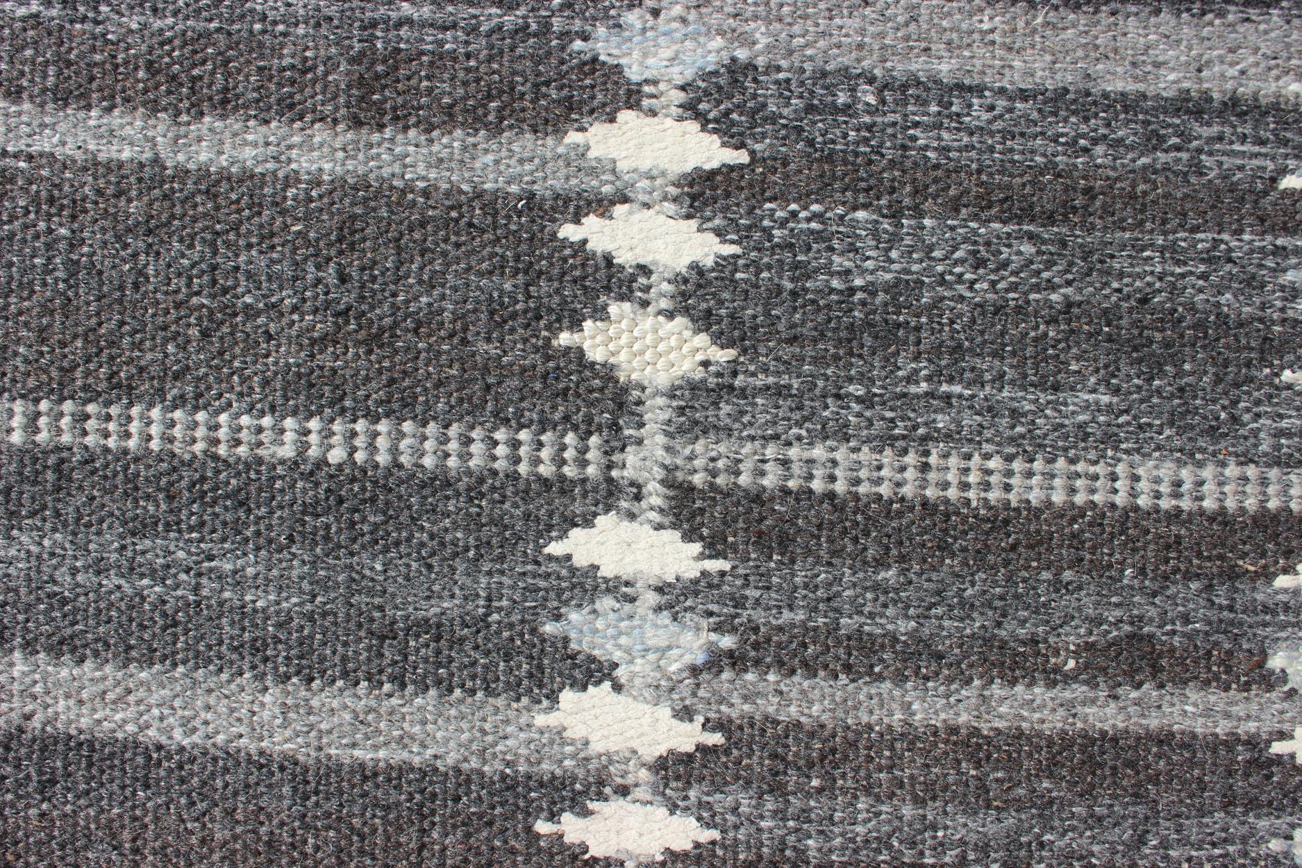 Hand-Woven Modern Scandinavian Flat-Weave Rug with Geometric Design in Gray Tones For Sale