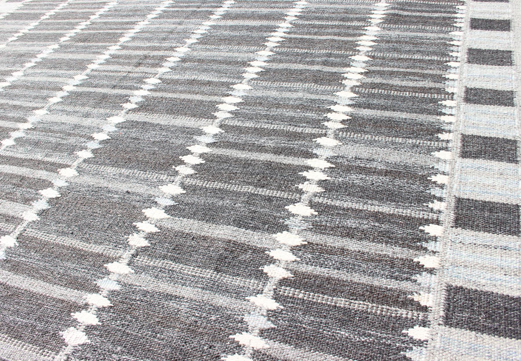 Modern Scandinavian Flat-Weave Rug with Geometric Design in Gray Tones In New Condition For Sale In Atlanta, GA