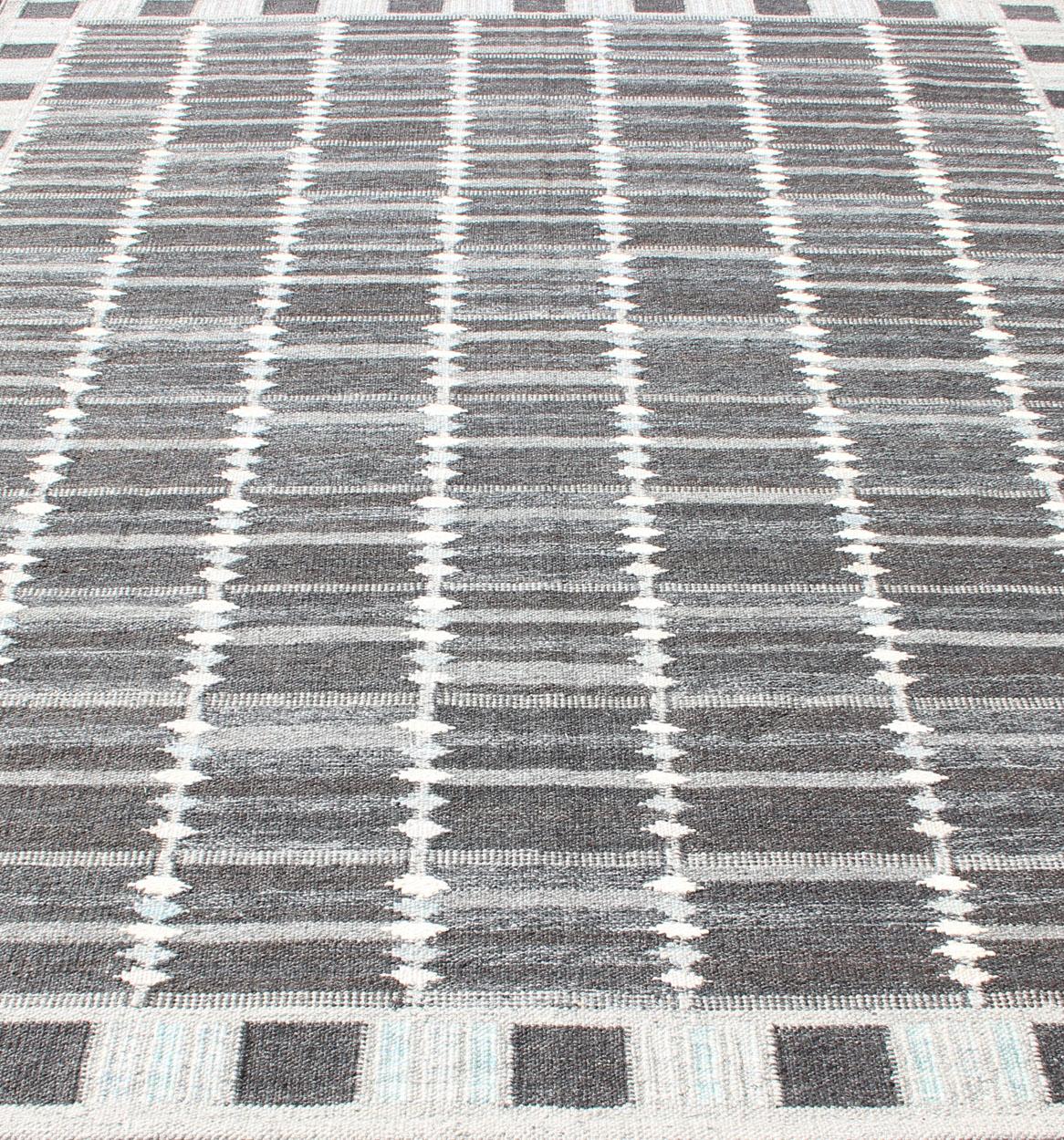 Contemporary Modern Scandinavian Flat-Weave Rug with Geometric Design in Gray Tones For Sale