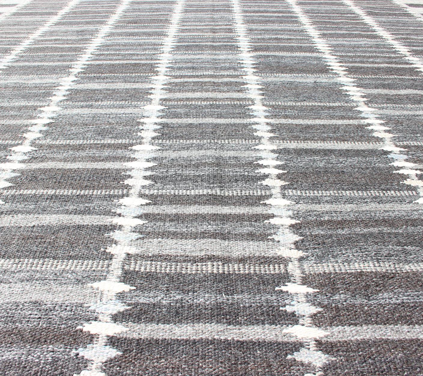 Wool Modern Scandinavian Flat-Weave Rug with Geometric Design in Gray Tones For Sale