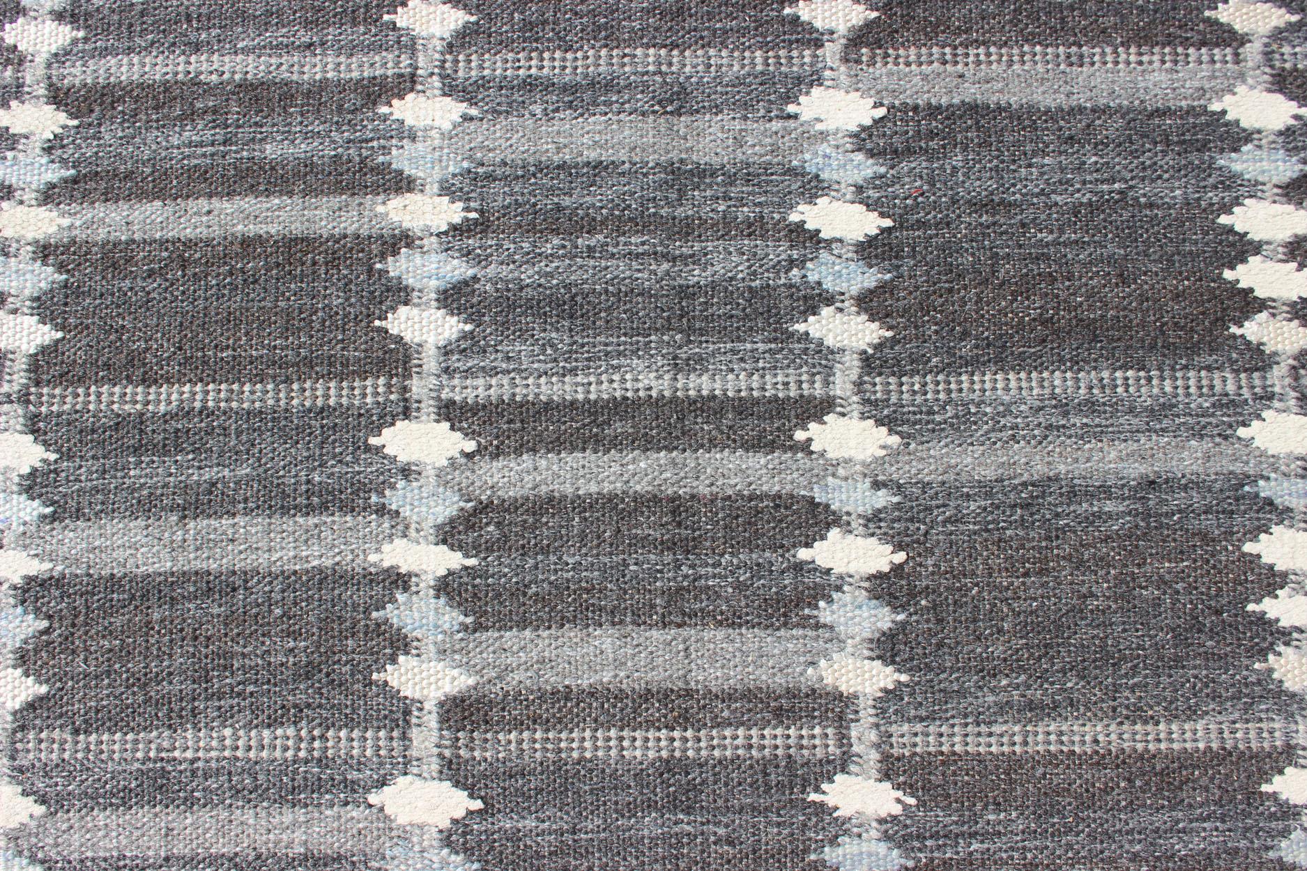 Modern Scandinavian Flat-Weave Rug with Geometric Design in Gray Tones For Sale 1