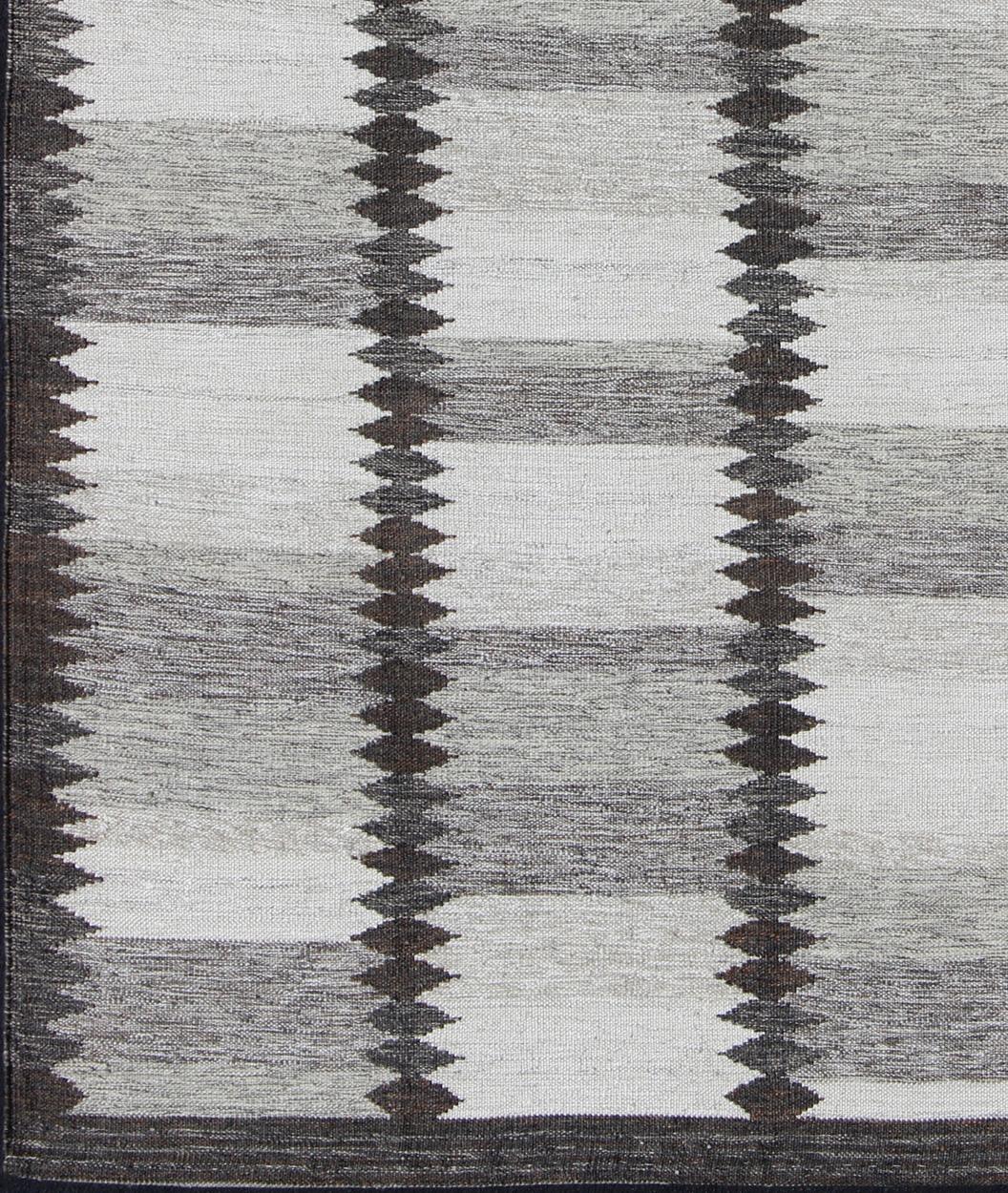 Modern Scandinavian flat-weave rug with geometric stripe design in gray, Keivan Woven Arts rug khn-503-sw-06, country of origin / type: India / Scandinavian flat-weave

This Scandinavian flat-weave is inspired by the work of Swedish textile