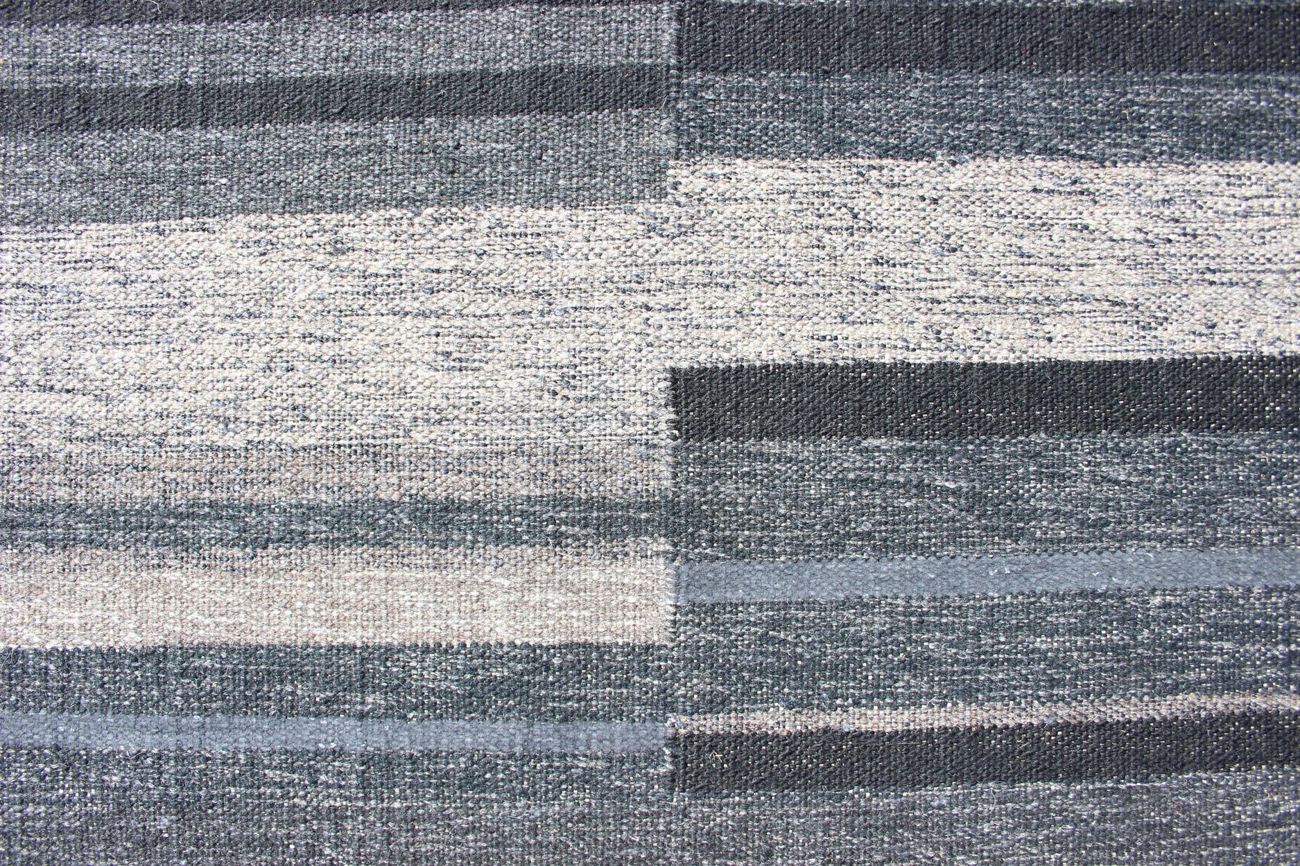 Moderner moderner skandinavischer Flachgewebe-Teppich mit gestreiftem Paneeldesign in Grau, Stahlblau im Angebot 3