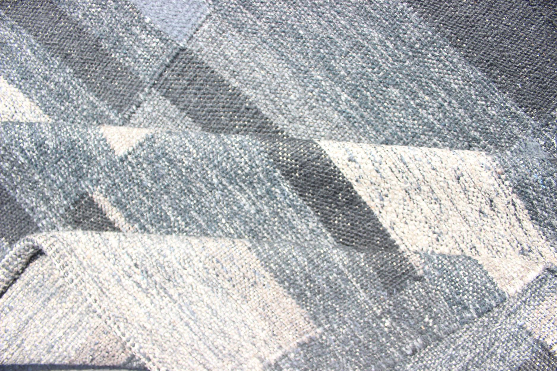 Moderner moderner skandinavischer Flachgewebe-Teppich mit gestreiftem Paneeldesign in Grau, Stahlblau im Angebot 4